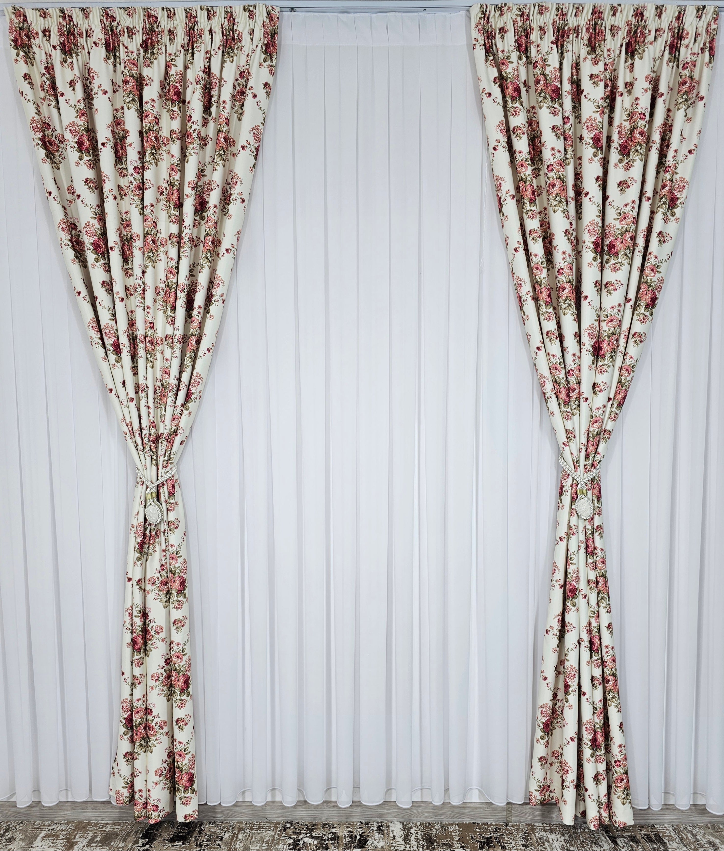 Set Magdalena: Perdea voal alb si Draperie blackout floral
