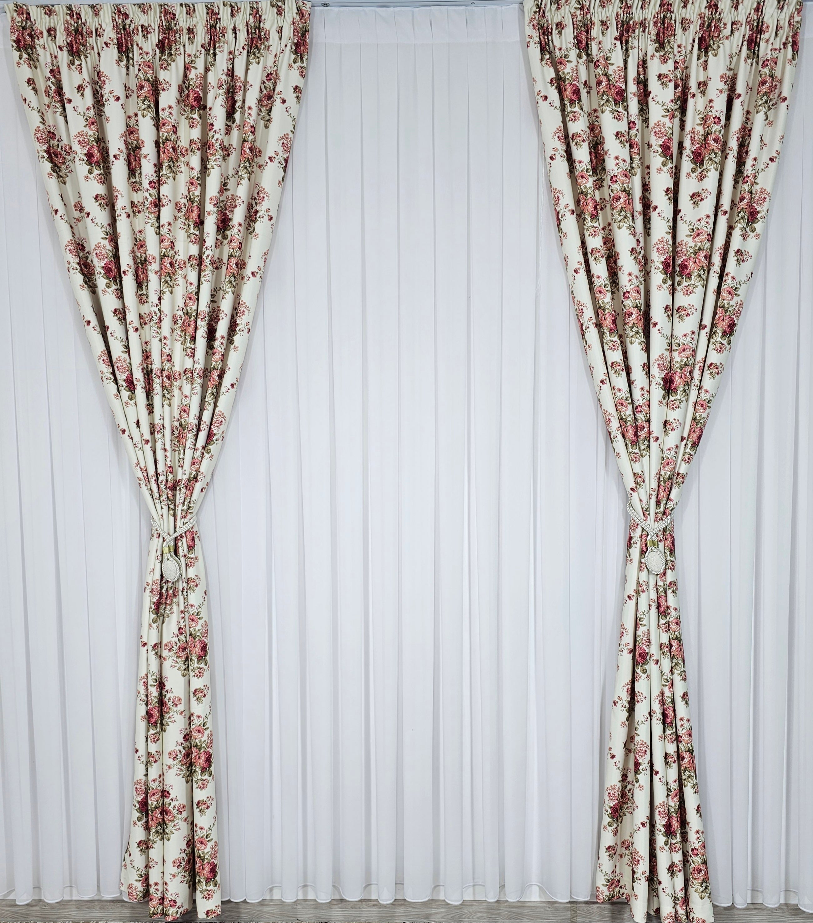 Set Magdalena: Perdea voal alb si Draperie blackout floral