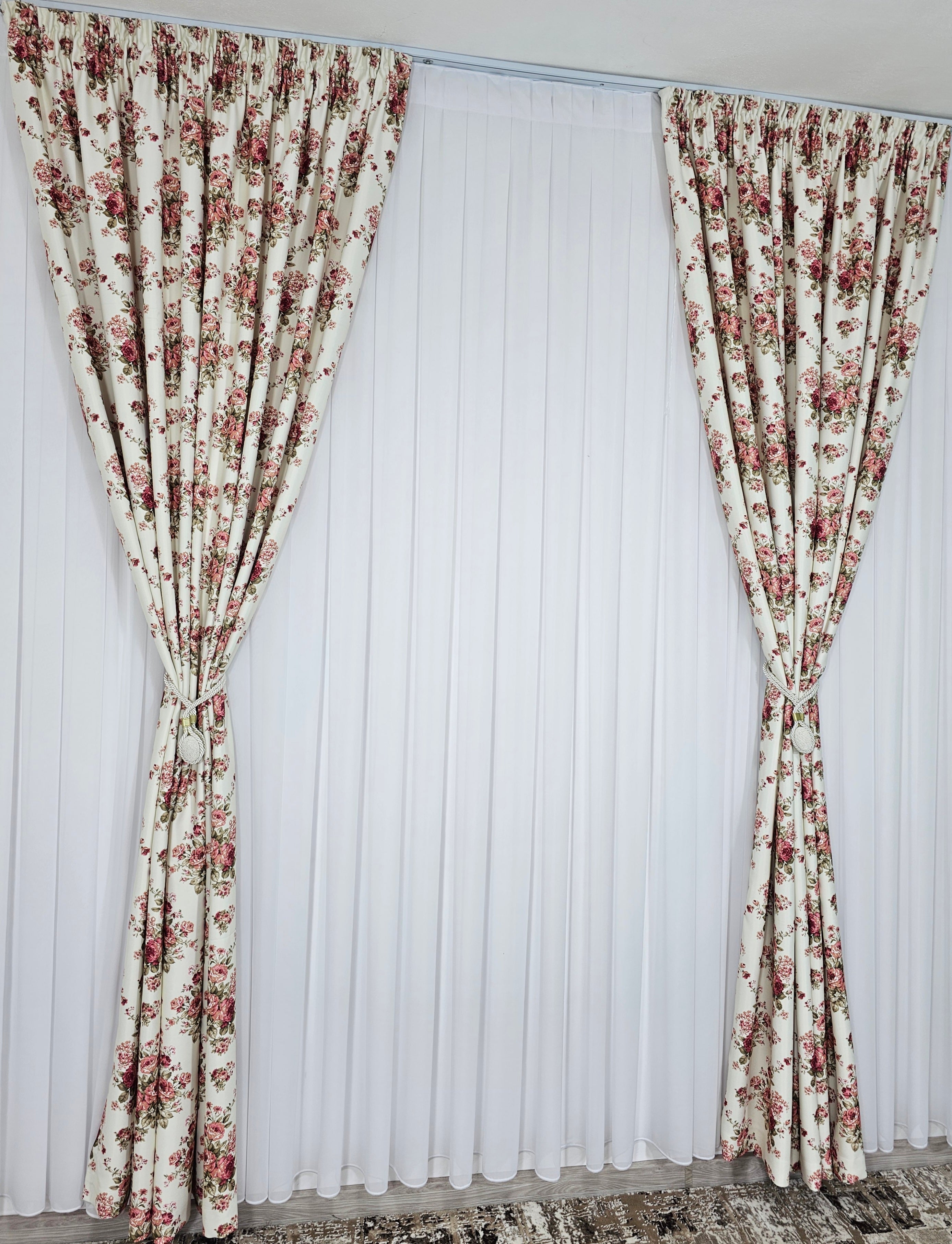 Set Magdalena: Perdea voal alb si Draperie blackout floral