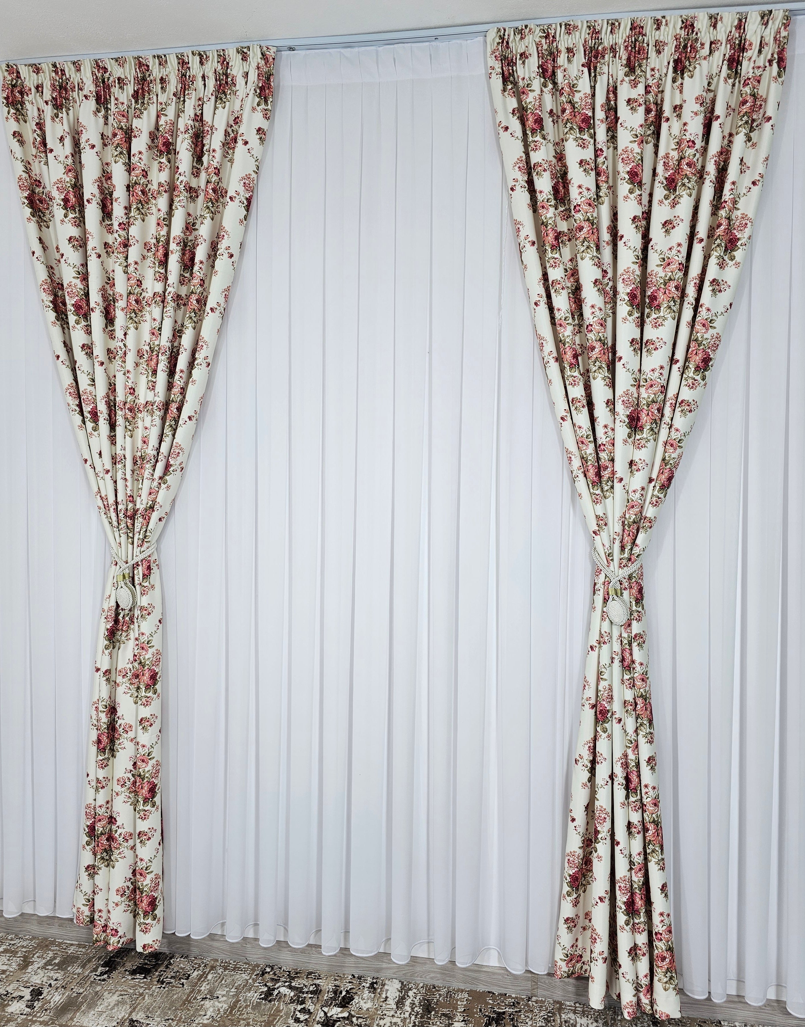 Set Magdalena: Perdea voal alb si Draperie blackout floral