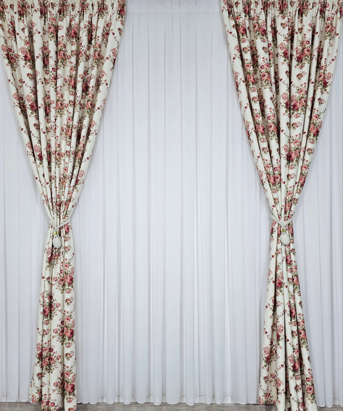Set Magdalena: Perdea voal alb si Draperie blackout floral