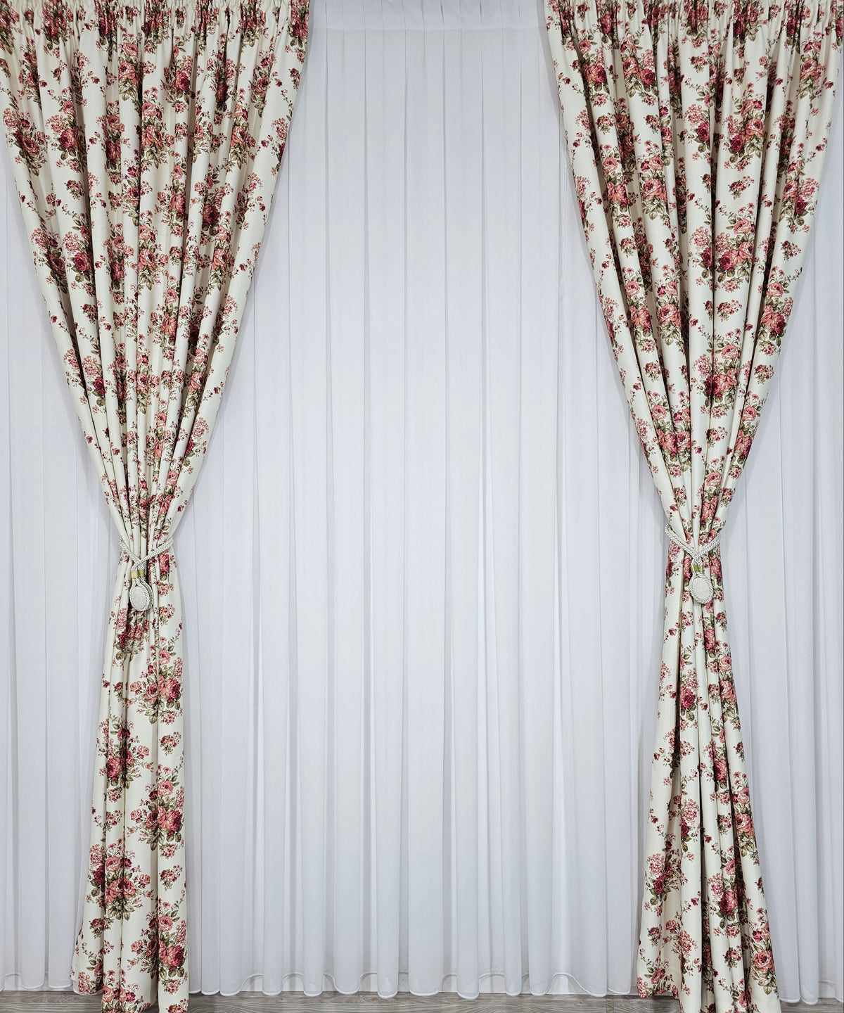 Set Magdalena: Perdea voal alb si Draperie blackout floral
