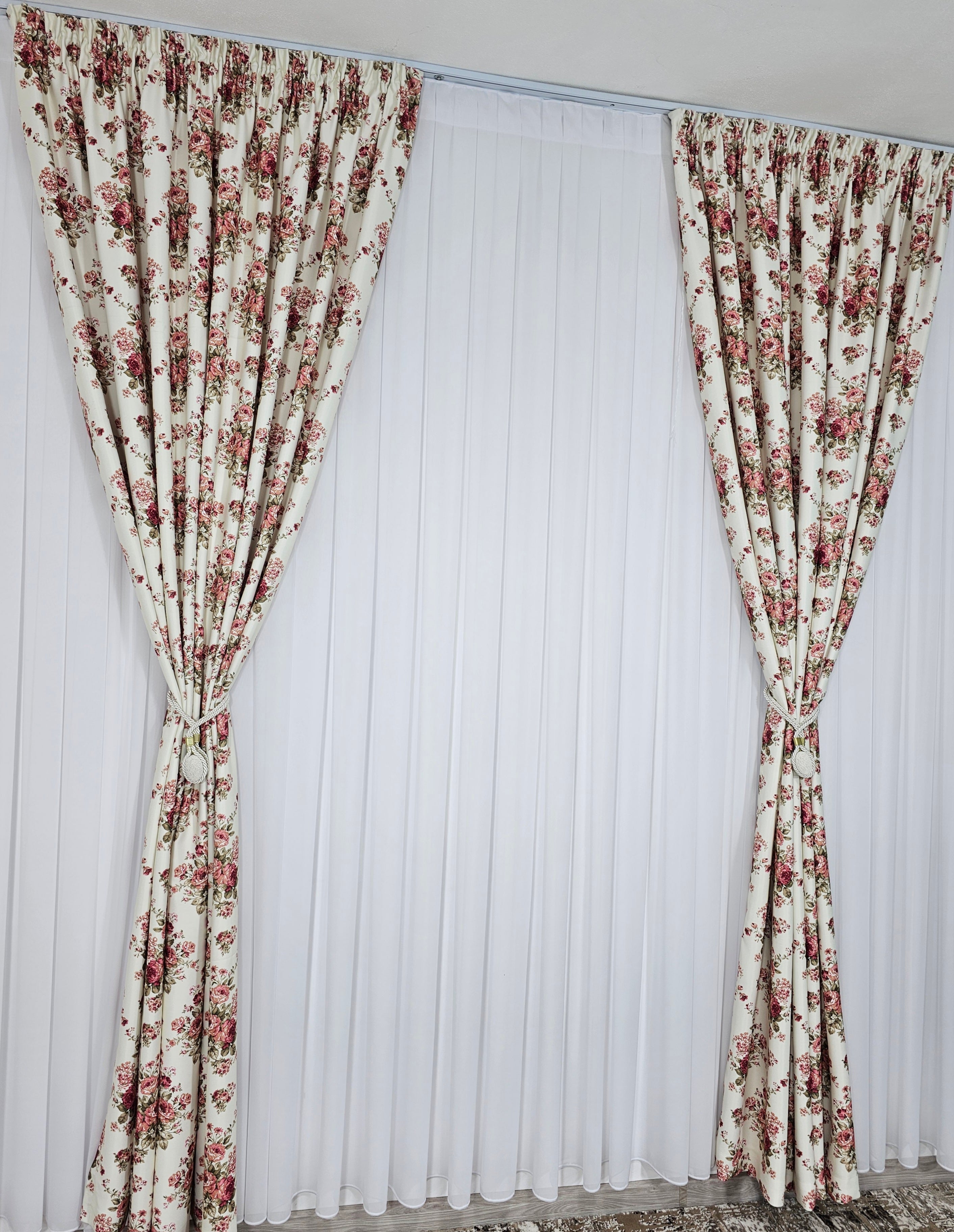 Set Magdalena: Perdea voal alb si Draperie blackout floral
