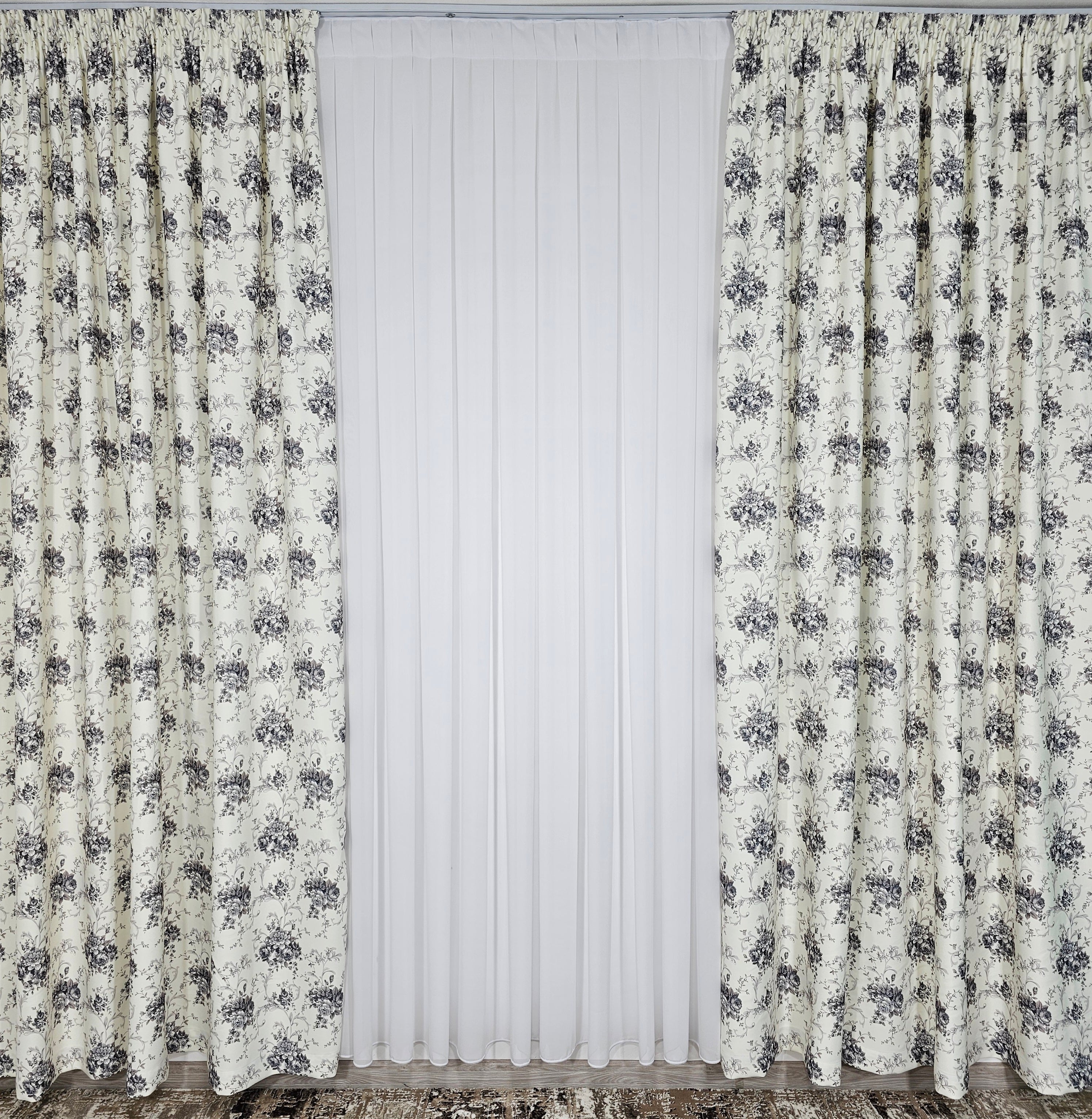 Set Musa: Perdea alba voal si Draperie blackout alb cu model floral