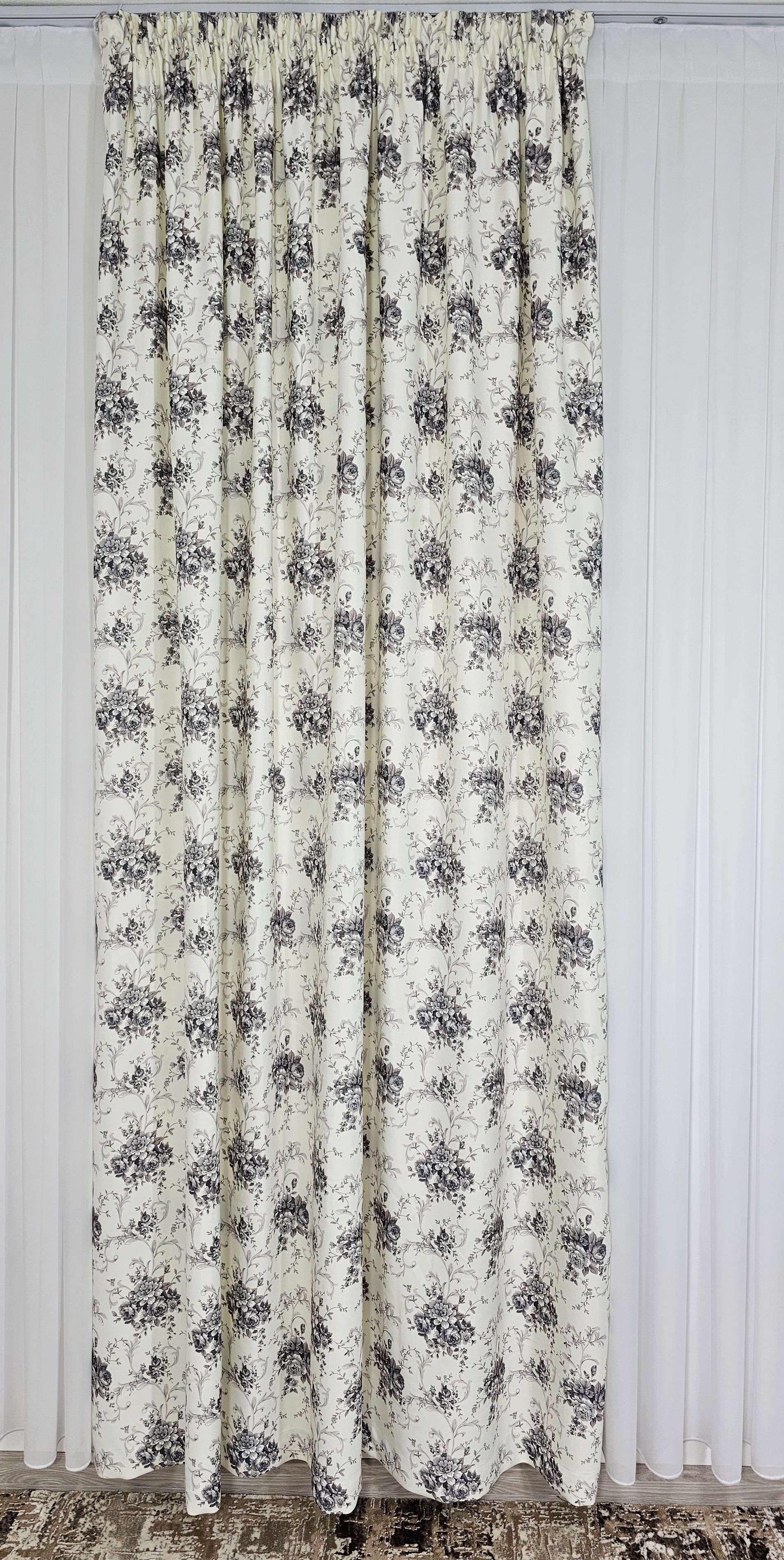 Set Musa: Perdea alba voal si Draperie blackout alb cu model floral