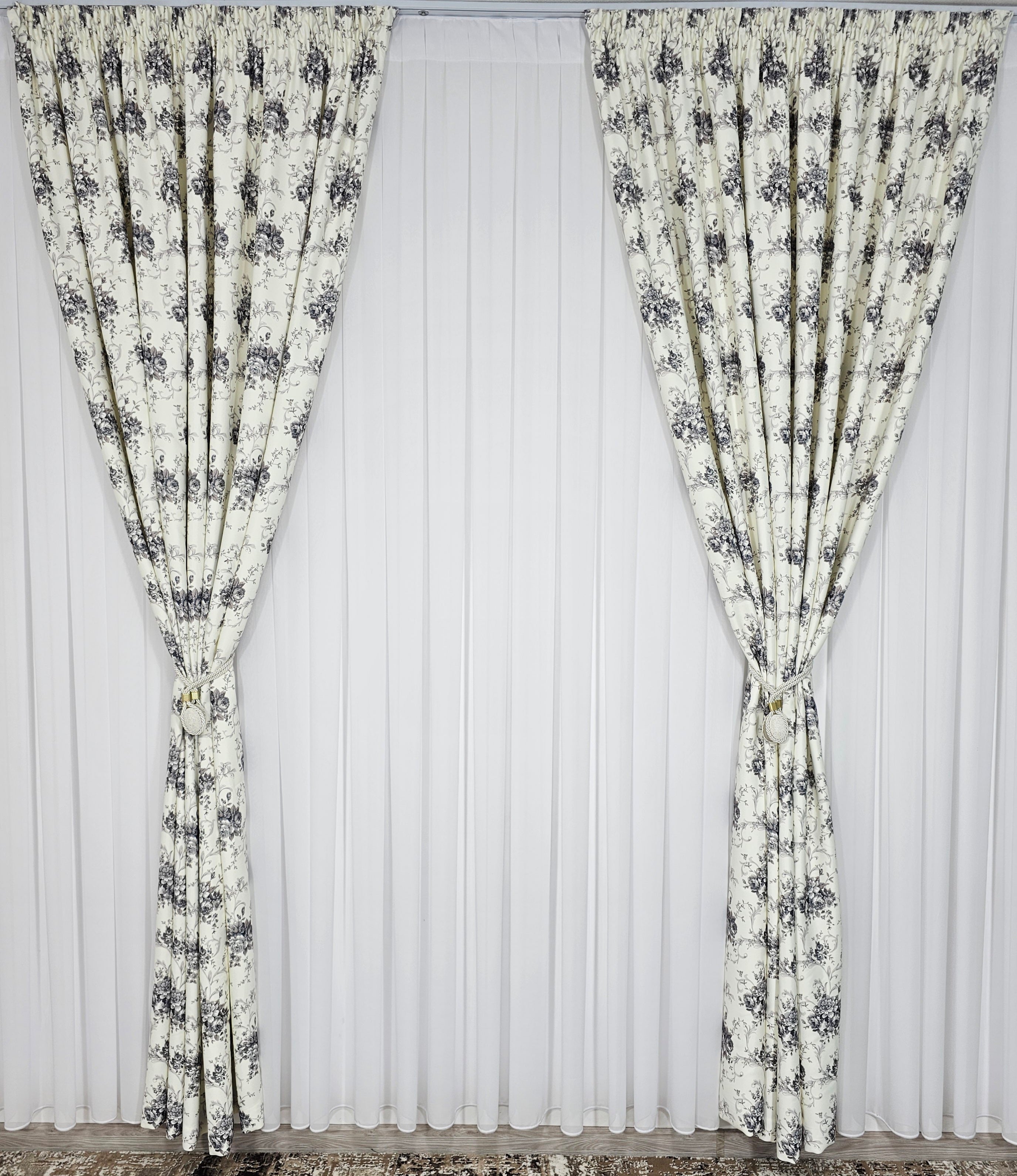 Set Musa: Perdea alba voal si Draperie blackout alb cu model floral