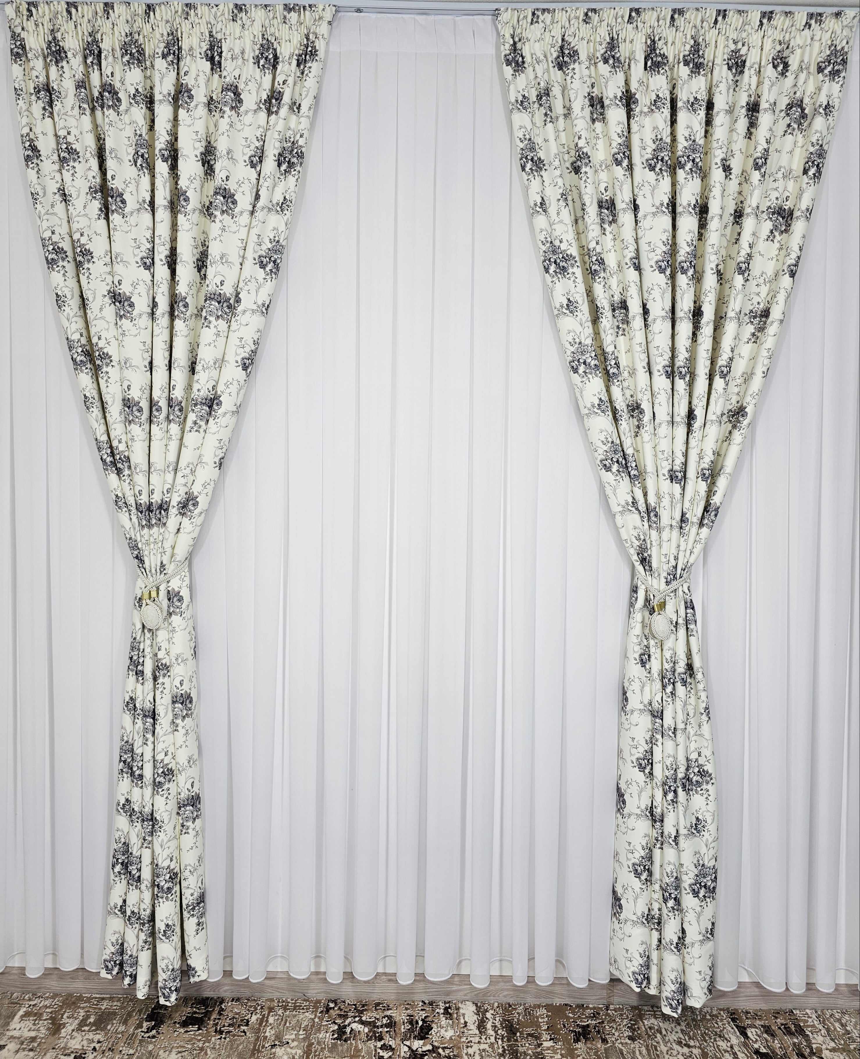 Set Musa: Perdea alba voal si Draperie blackout alb cu model floral
