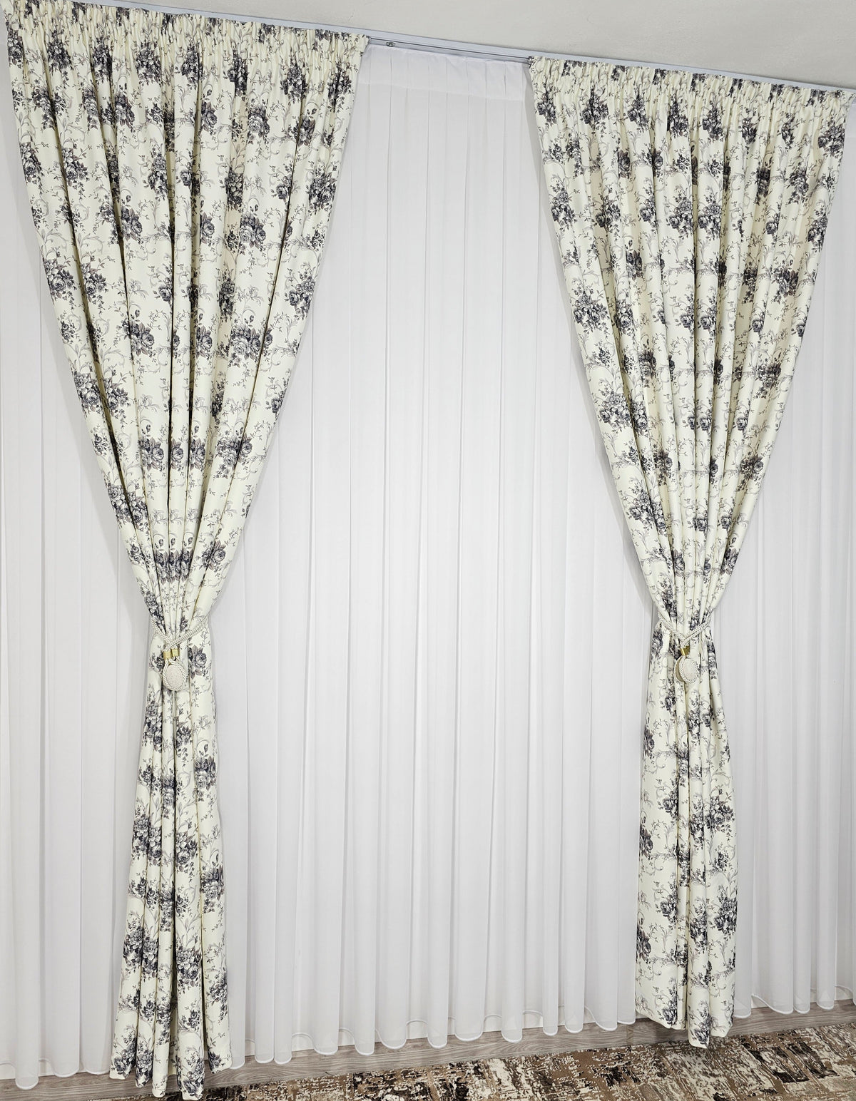 Set Musa: Perdea alba voal si Draperie blackout alb cu model floral