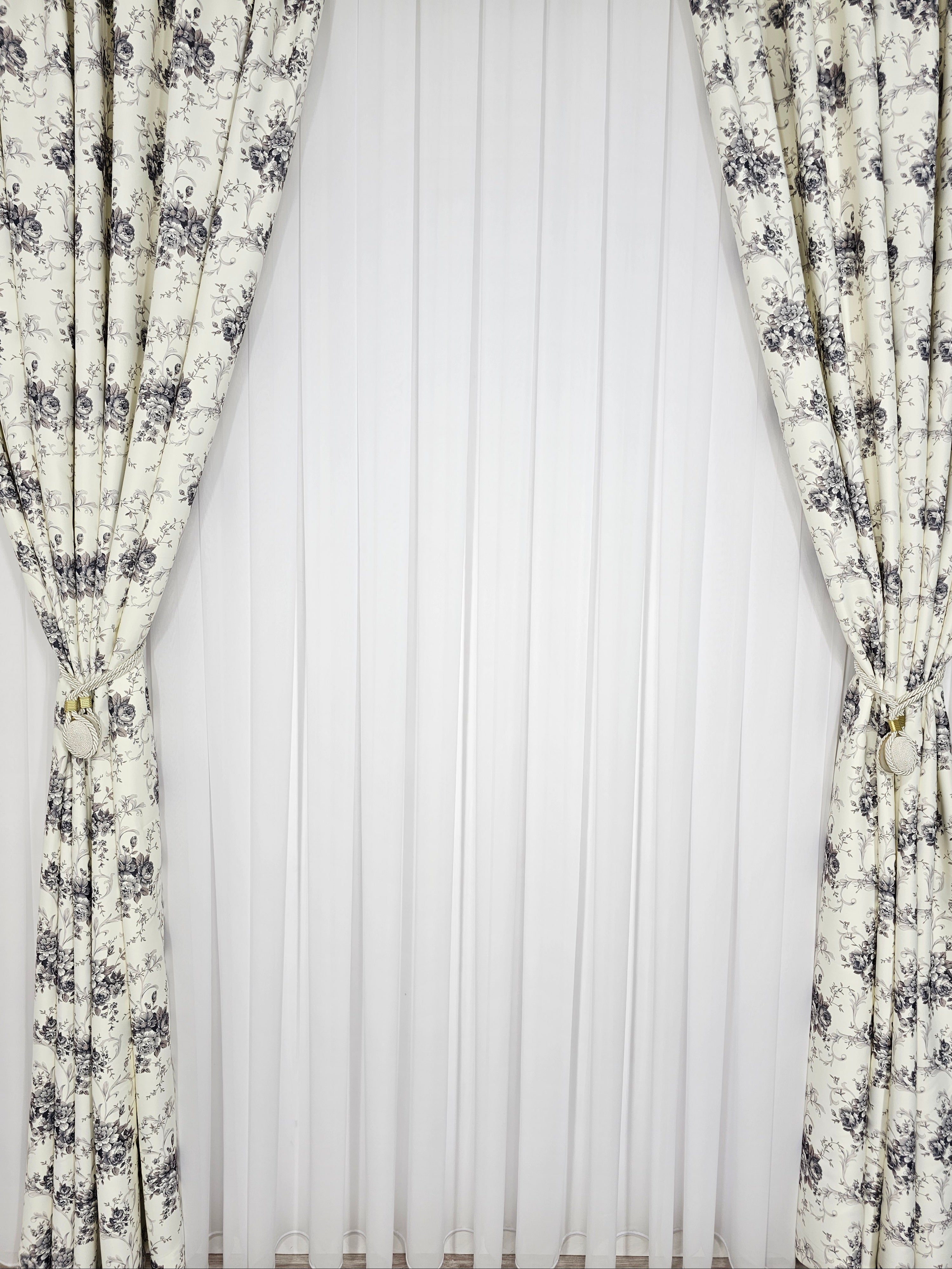 Set Musa: Perdea alba voal si Draperie blackout alb cu model floral