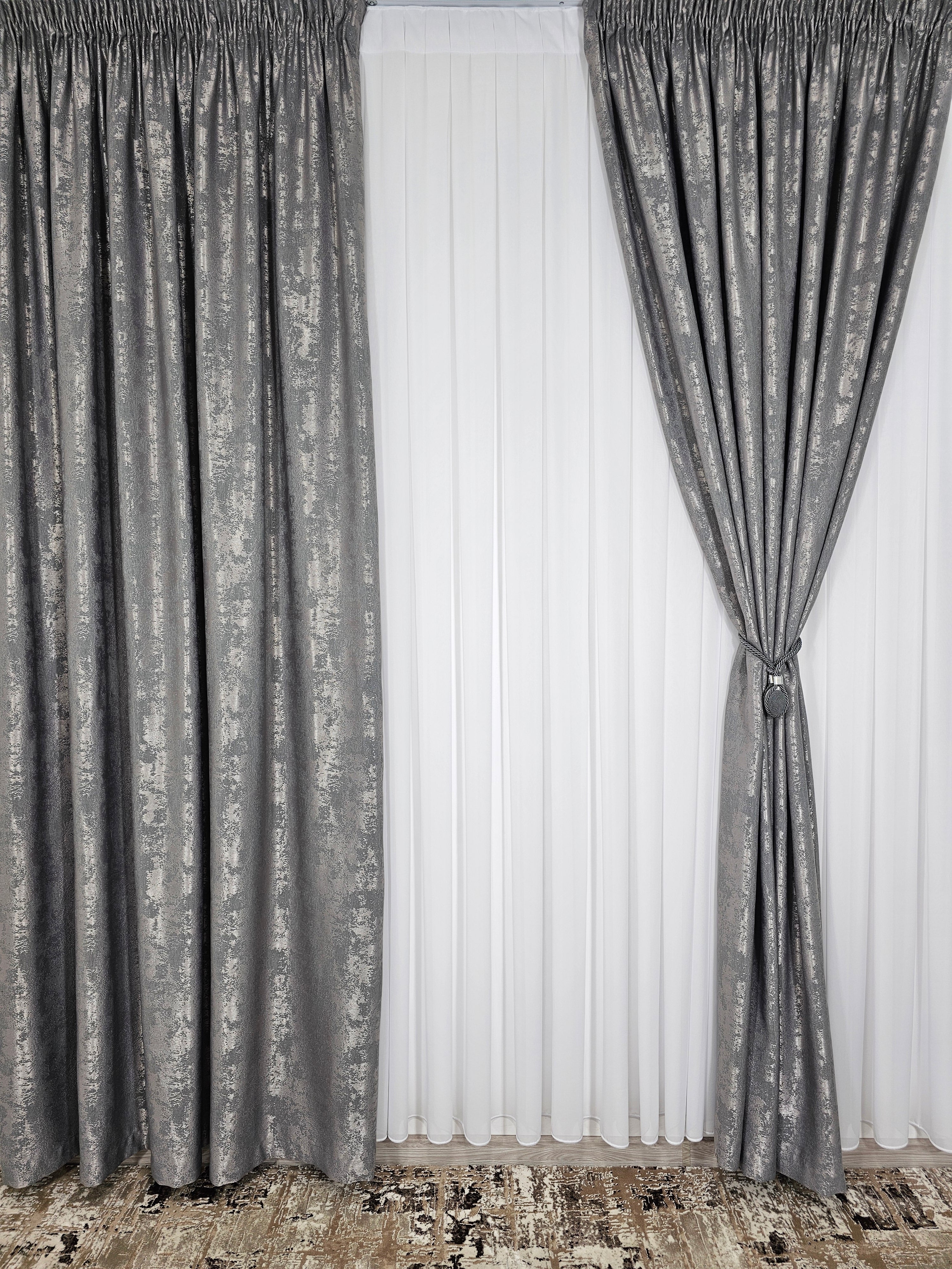 Colectia Decorativa: Perdea Alba Simpla si Draperie Tip Vopsea-Gri Inchis