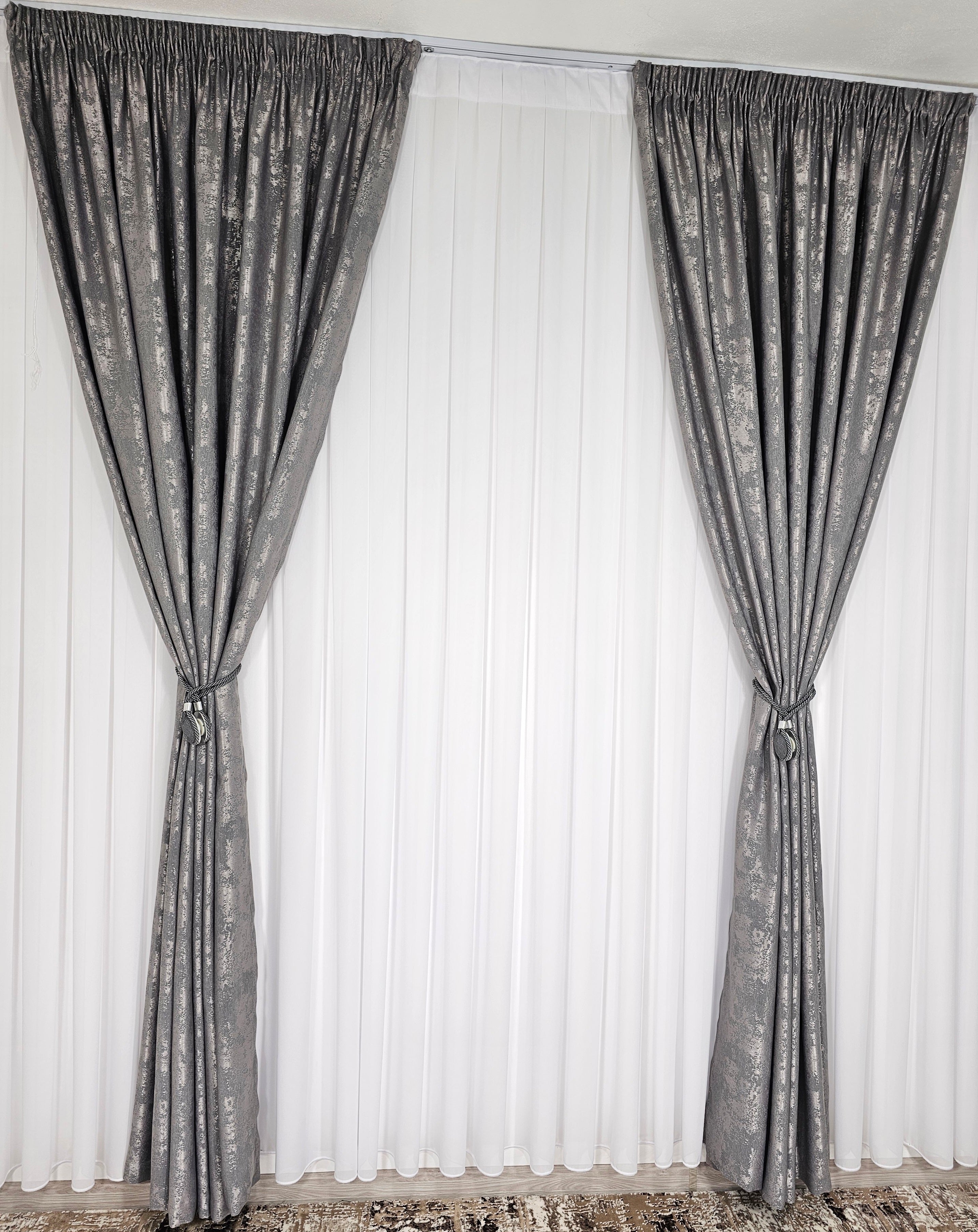 Colectia Decorativa: Perdea Alba Simpla si Draperie Tip Vopsea-Gri Inchis