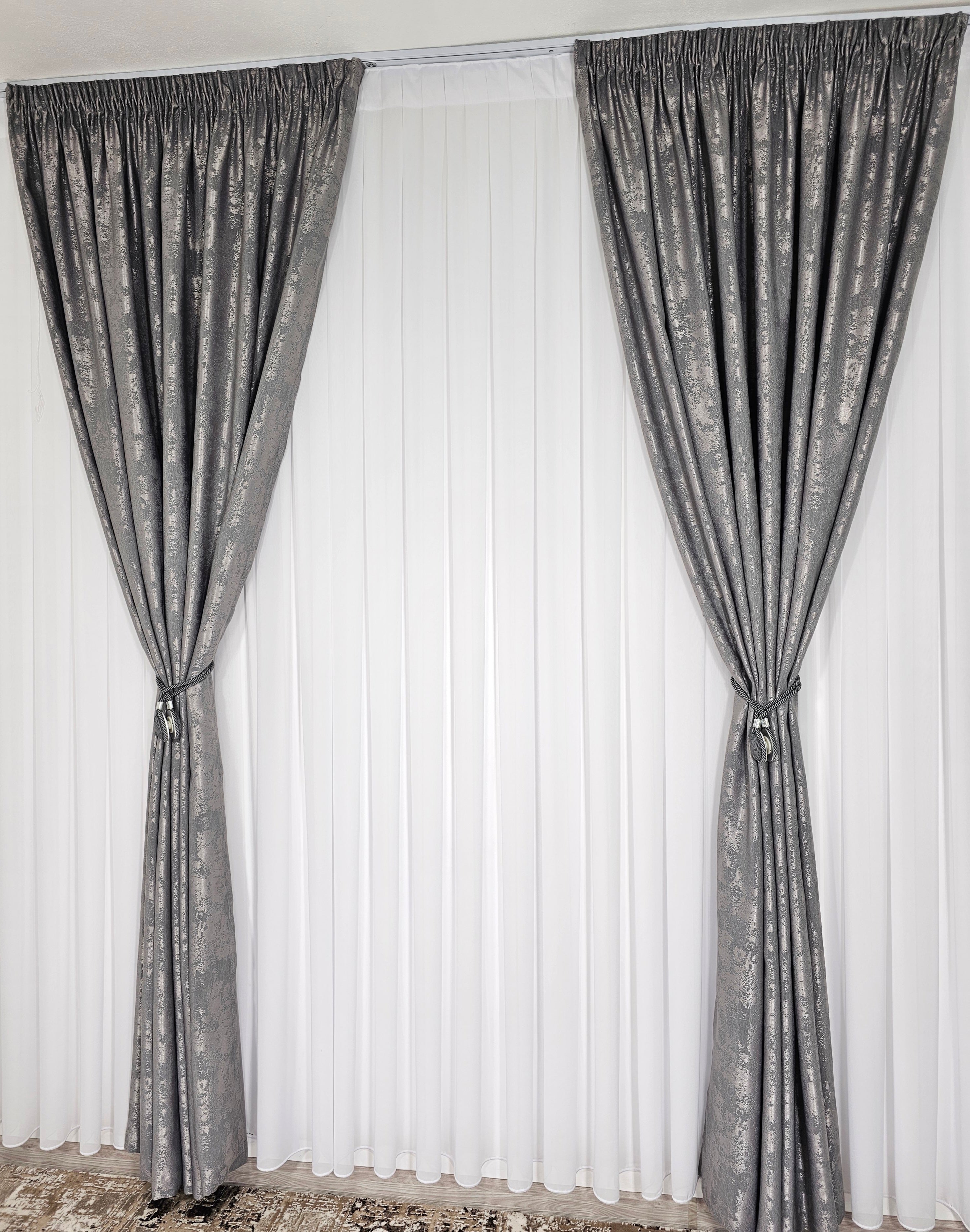 Colectia Decorativa: Perdea Alba Simpla si Draperie Tip Vopsea-Gri Inchis