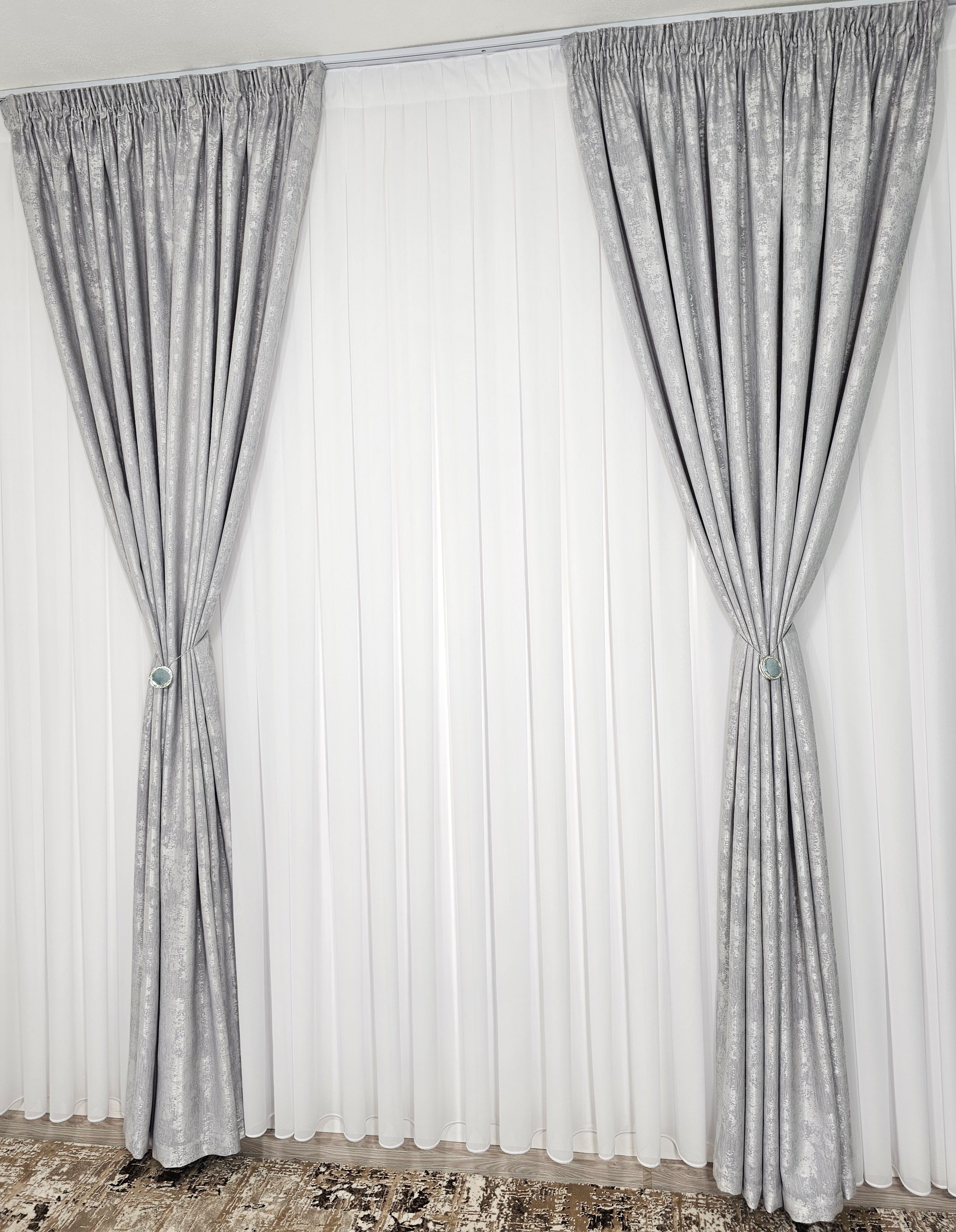 Colectia Decorativa: Perdea Alba Simpla si Draperie Tip Vopsea-Gri Deschis