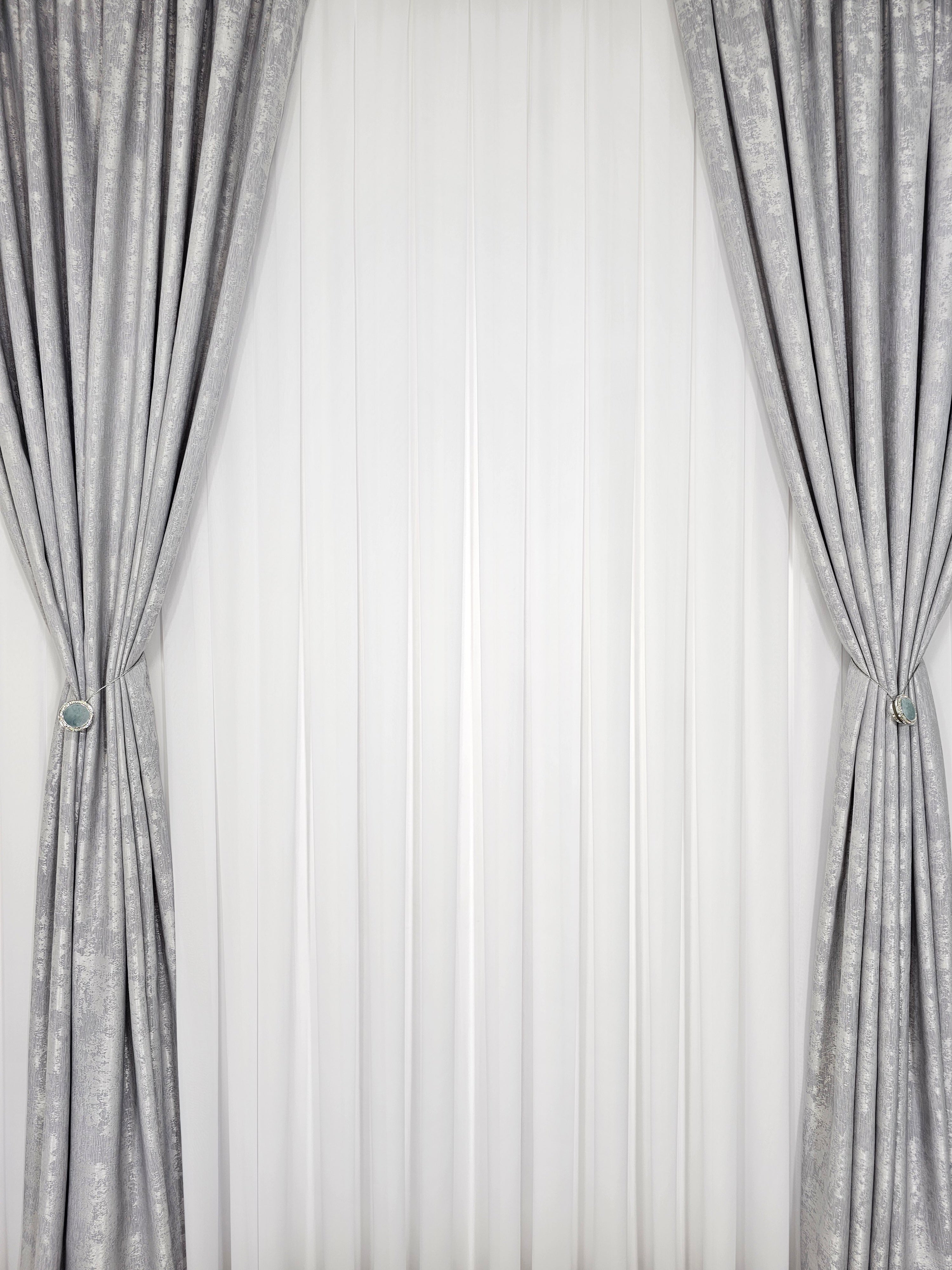 Colectia Decorativa: Perdea Alba Simpla si Draperie Tip Vopsea-Gri Deschis