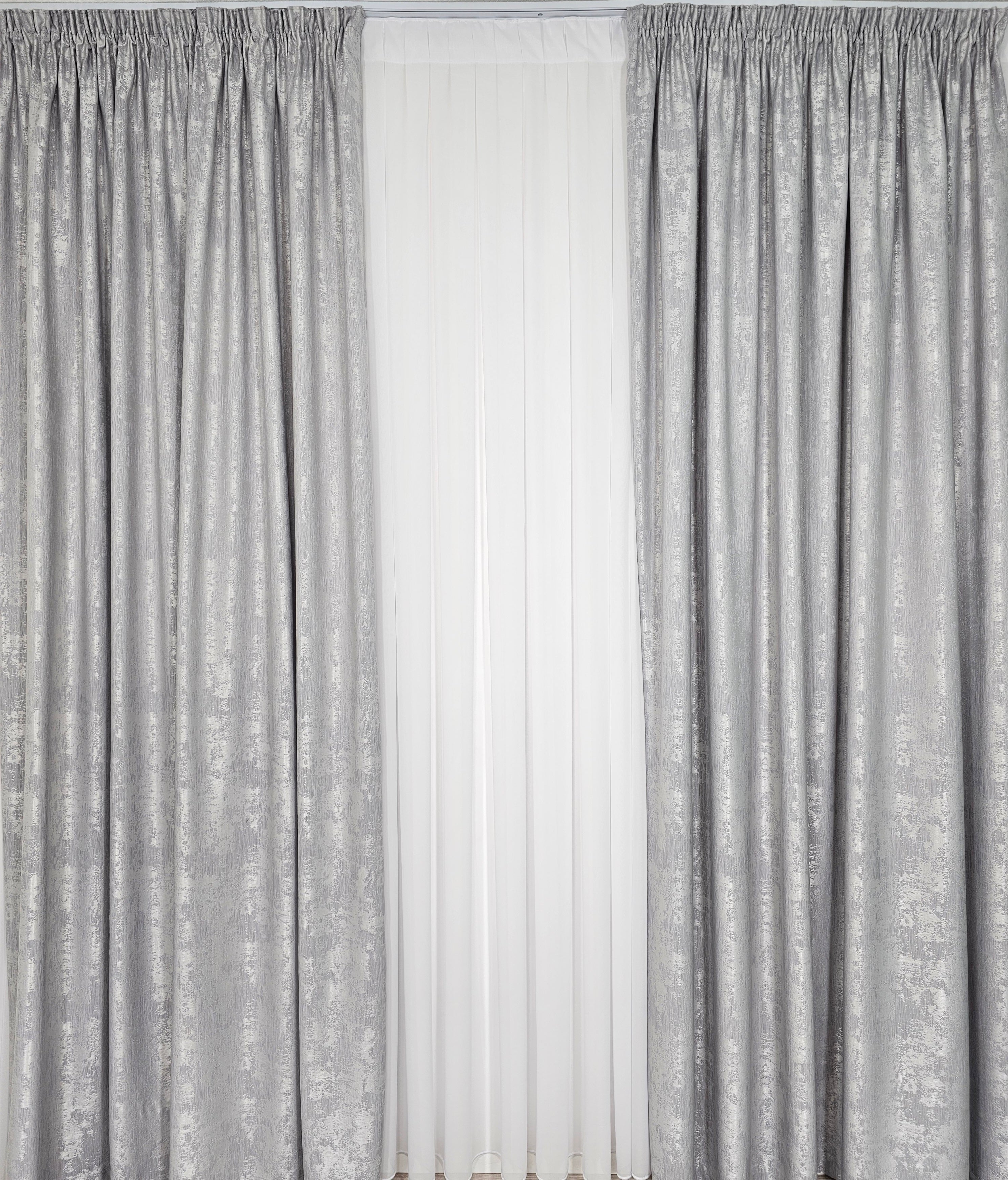Colectia Decorativa: Perdea Alba Simpla si Draperie Tip Vopsea-Gri Deschis