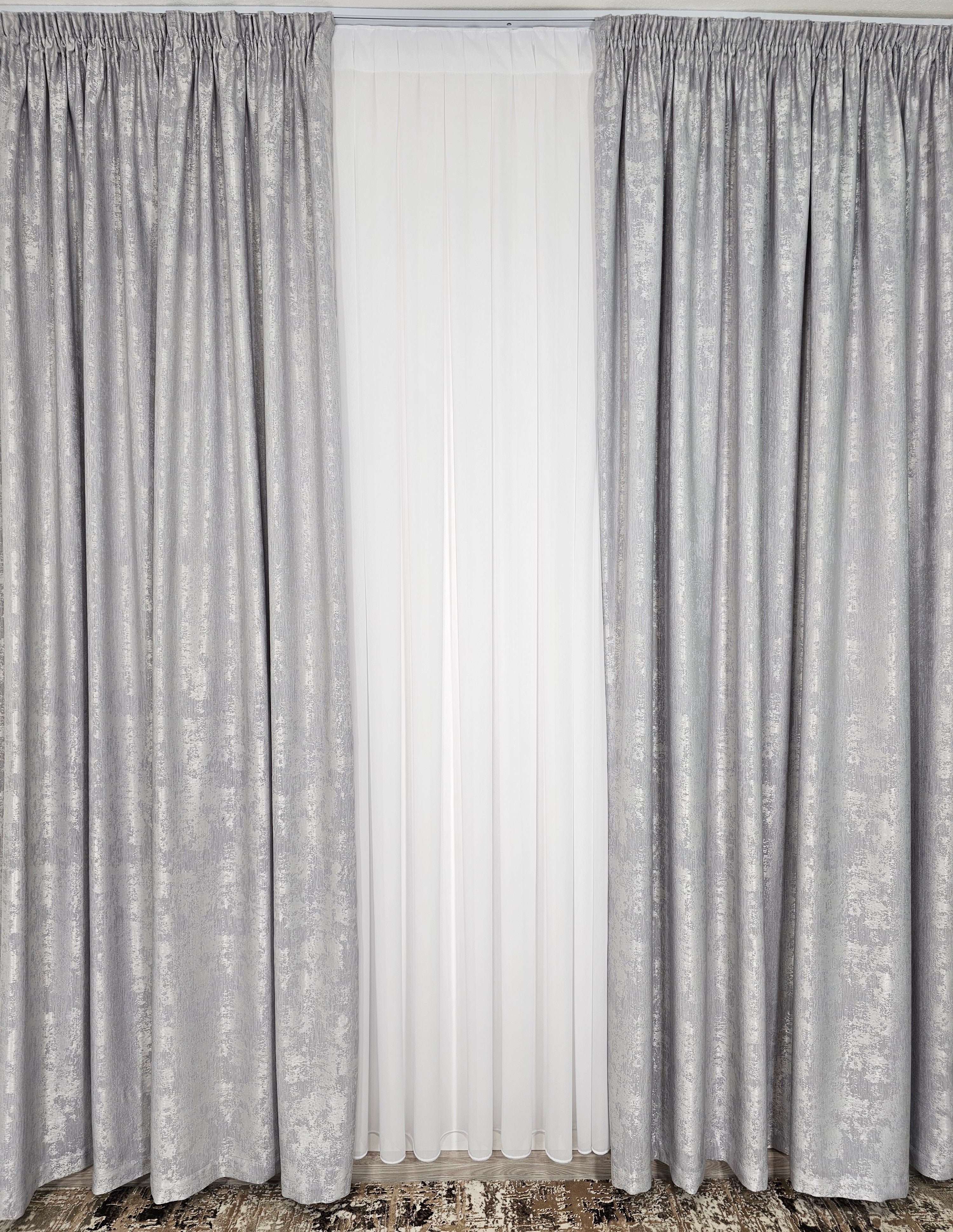 Colectia Decorativa: Perdea Alba Simpla si Draperie Tip Vopsea-Gri Deschis