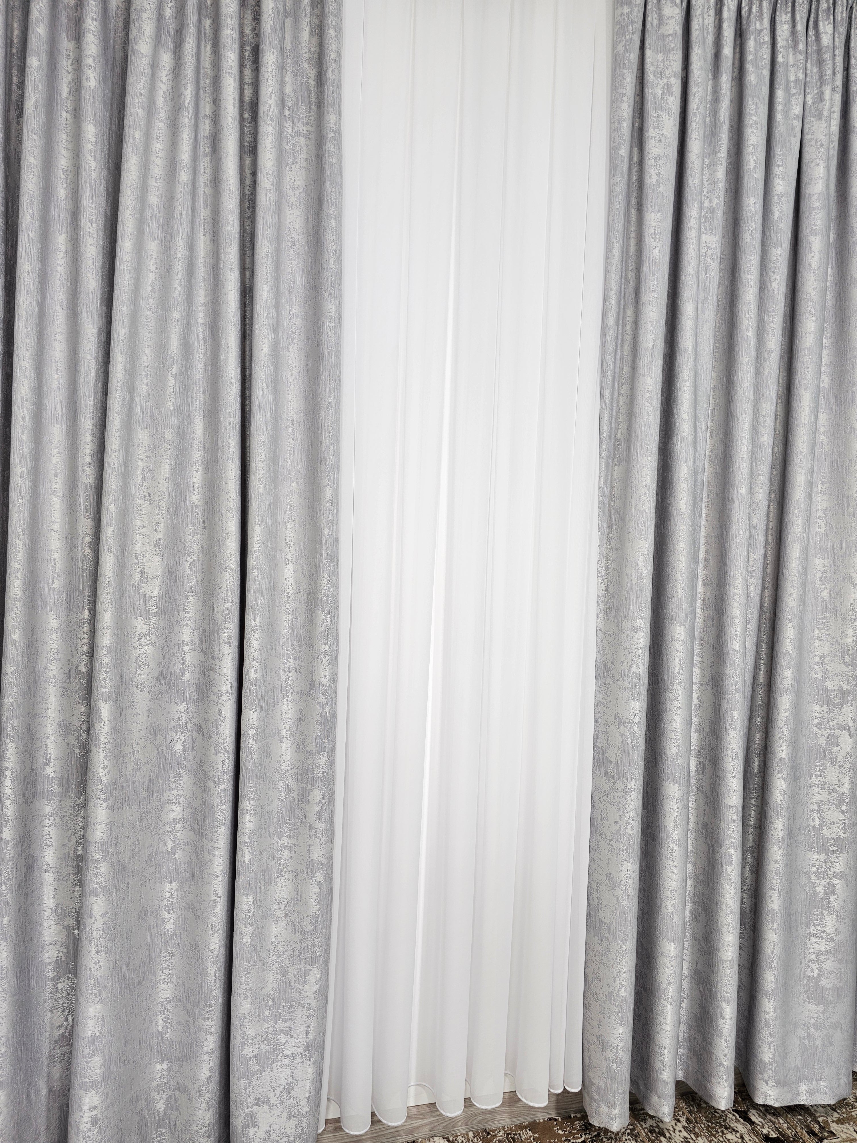 Colectia Decorativa: Perdea Alba Simpla si Draperie Tip Vopsea-Gri Deschis