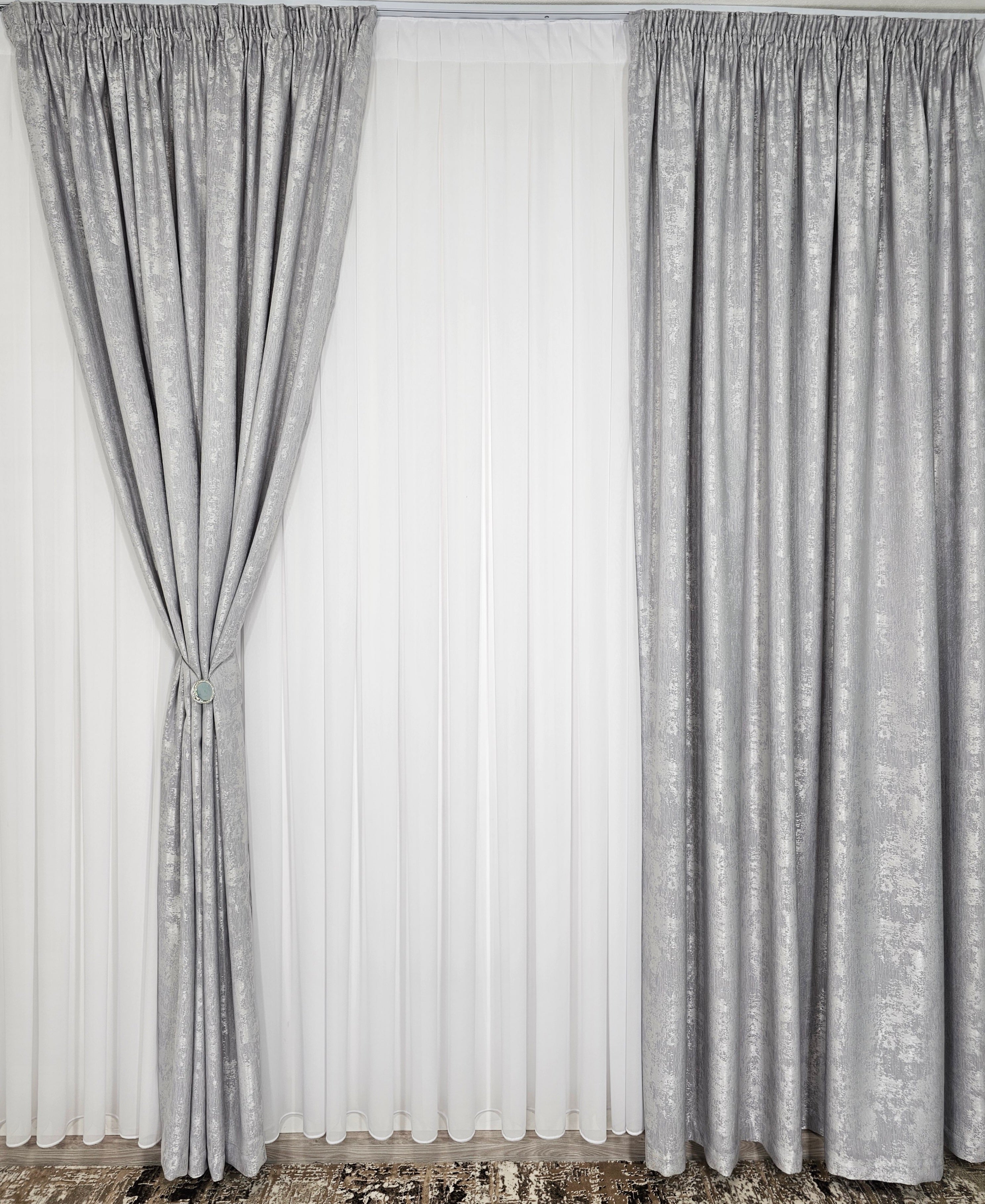 Colectia Decorativa: Perdea Alba Simpla si Draperie Tip Vopsea-Gri Deschis