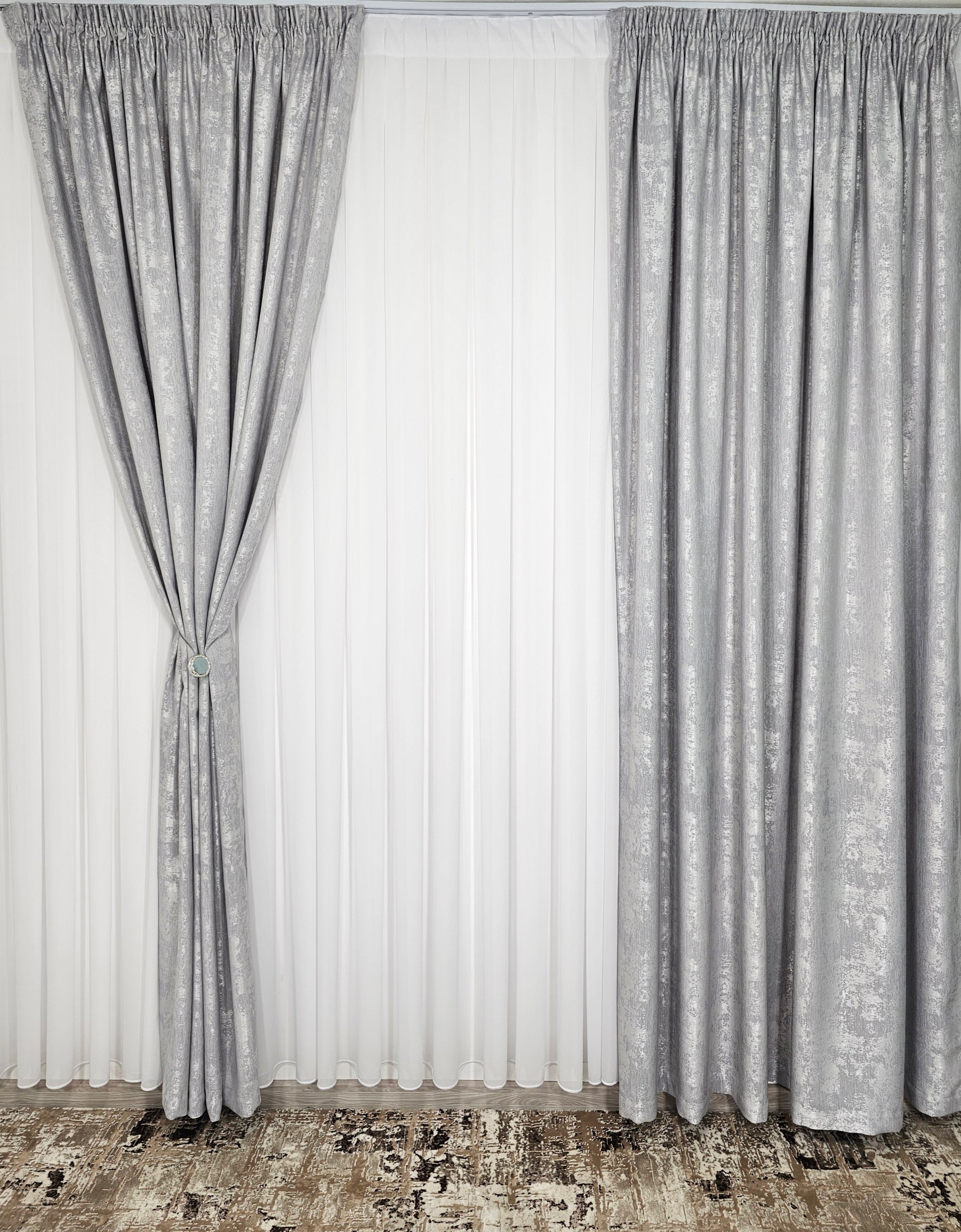 Colectia Decorativa: Perdea Alba Simpla si Draperie Tip Vopsea-Gri Deschis
