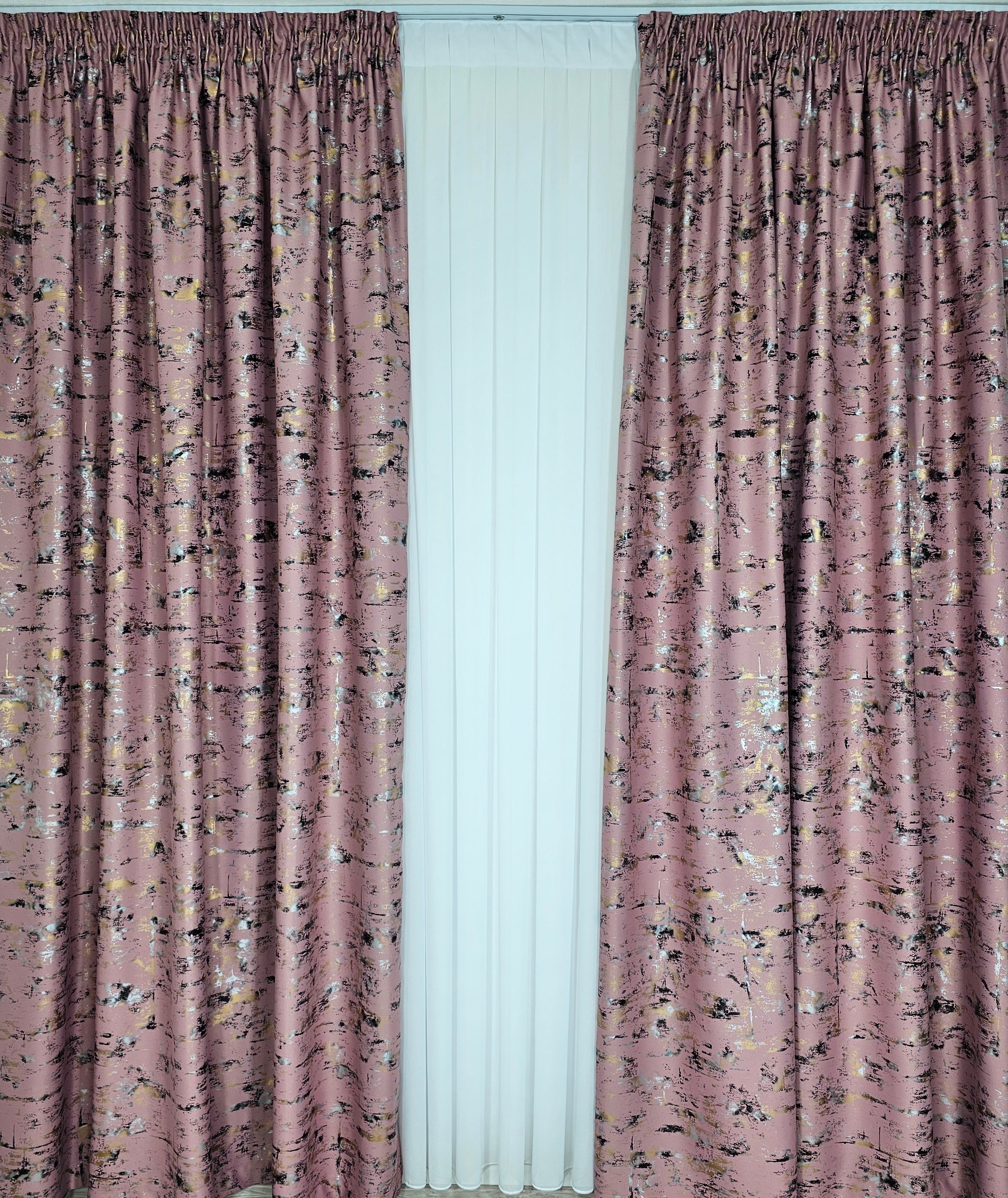 Colectia Prestige: Perdea Voal Alb si Draperii Blackout cu Insertii-Roz
