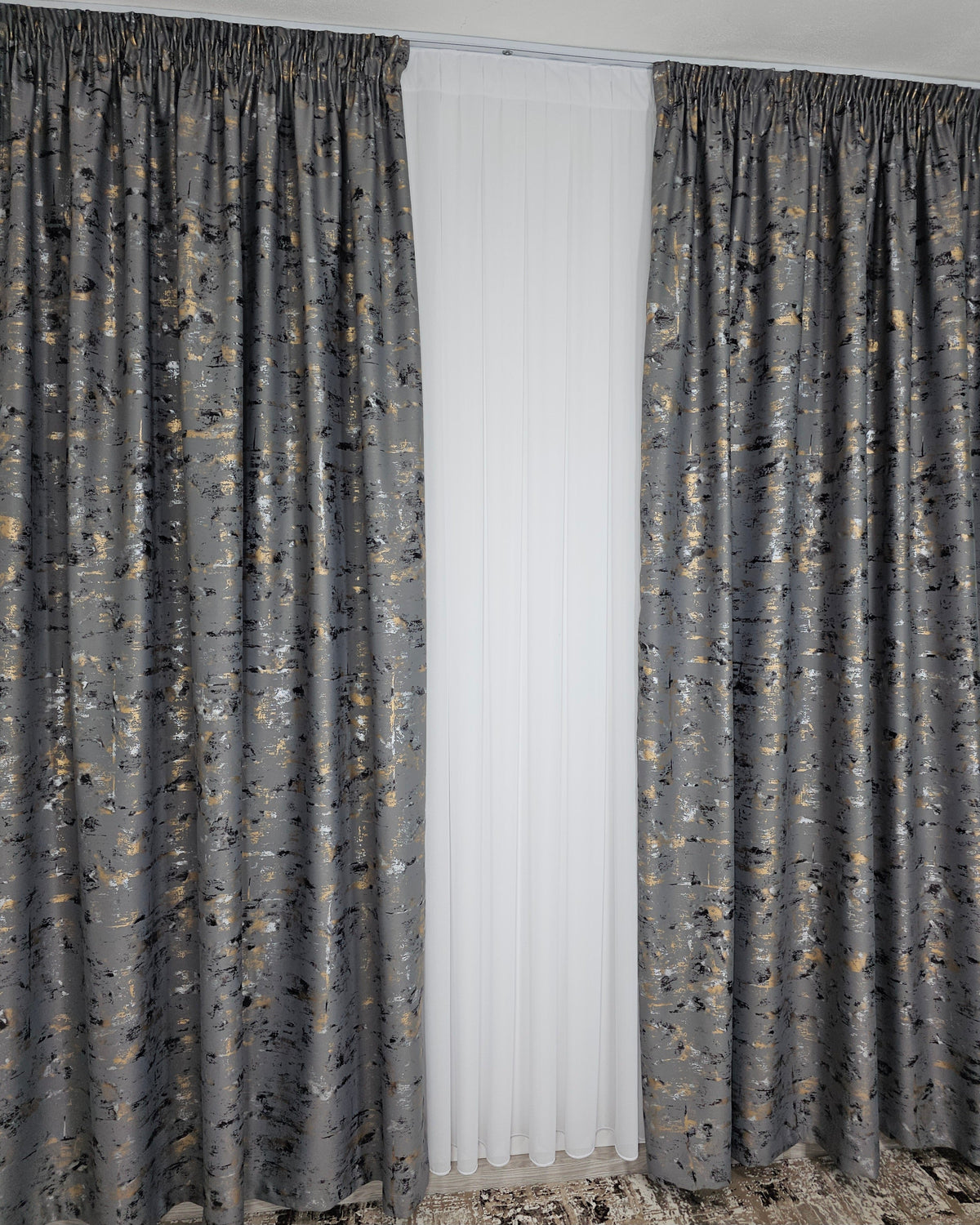 Colectia Prestige: Perdea Voal Alb si Draperii Blackout cu Insertii-Gri Mediu