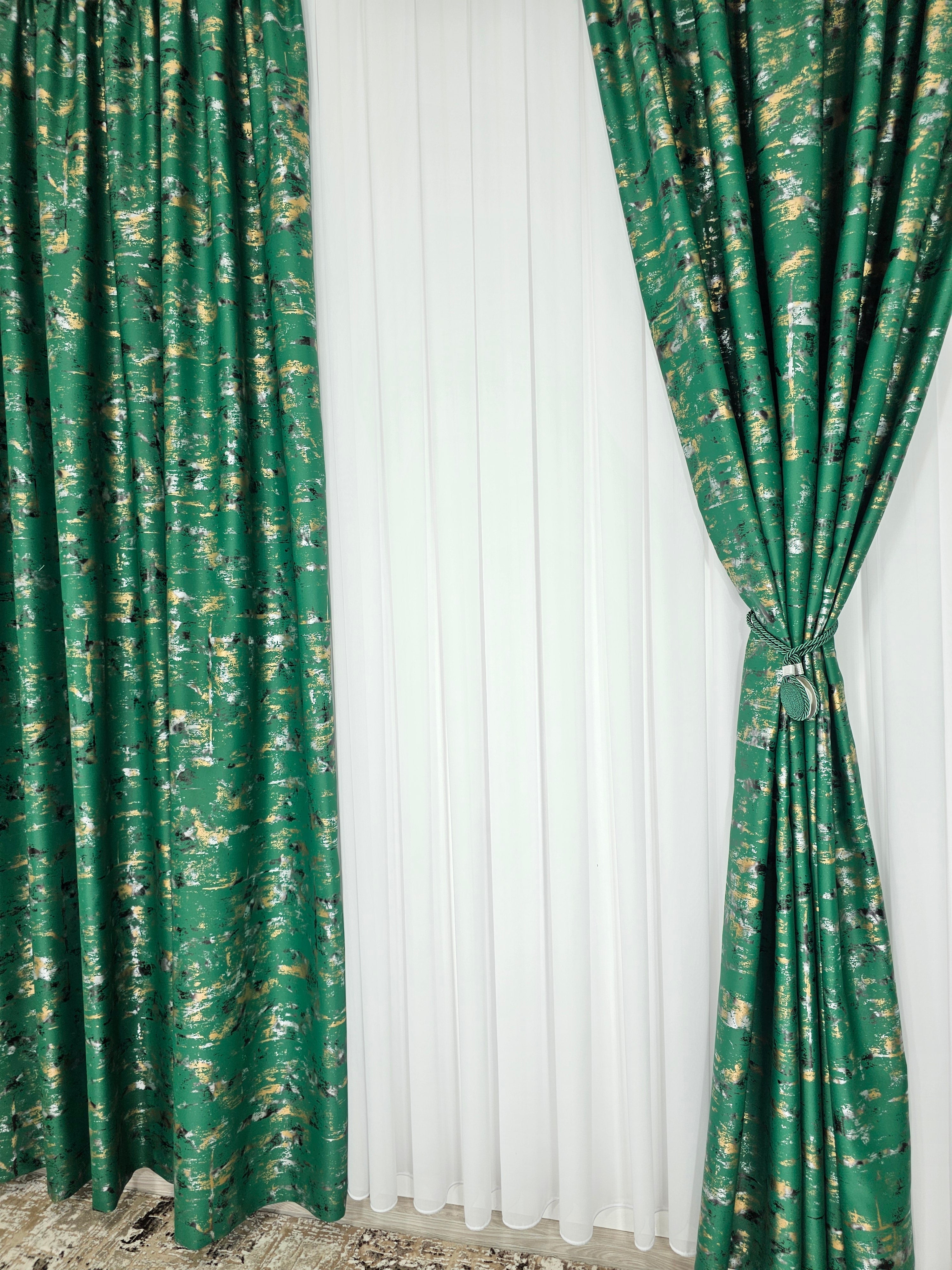 Colectia Prestige: Perdea Voal Alb si Draperii Blackout cu Insertii-Verde Smarald