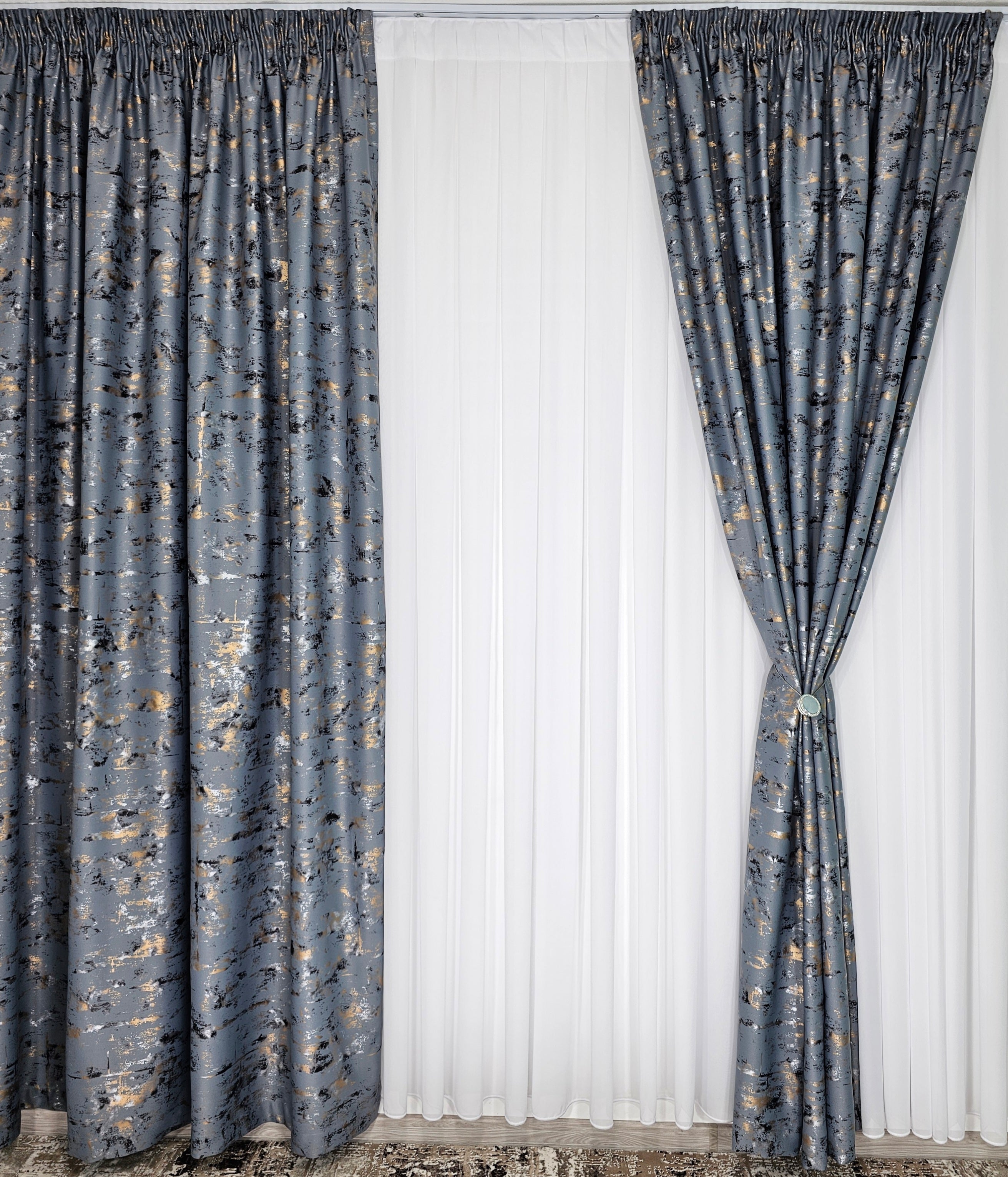 Colectia Prestige: Perdea Voal Alb si Draperii Blackout cu Insertii Gri Inchis