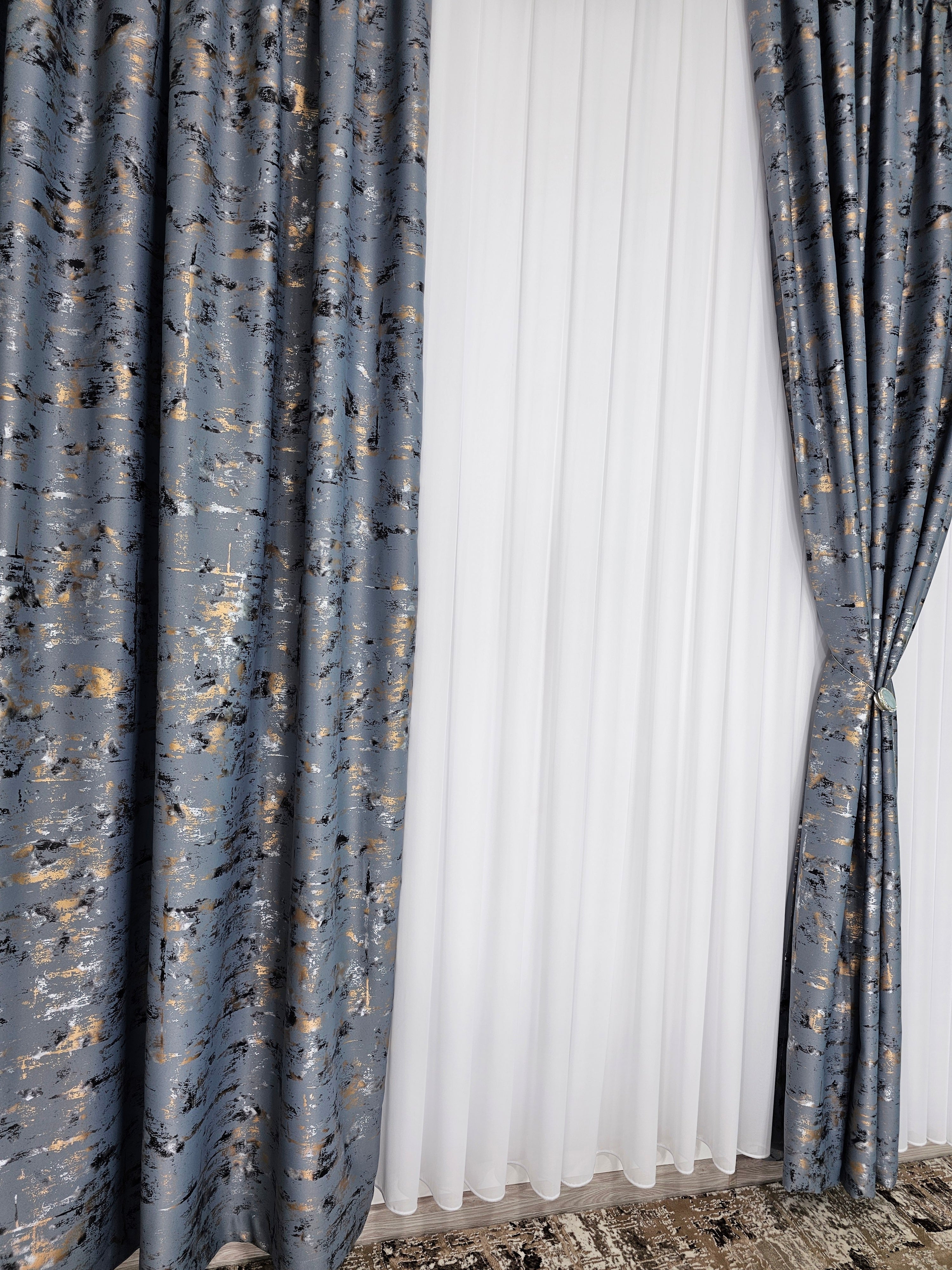 Colectia Prestige: Perdea Voal Alb si Draperii Blackout cu Insertii Gri Inchis