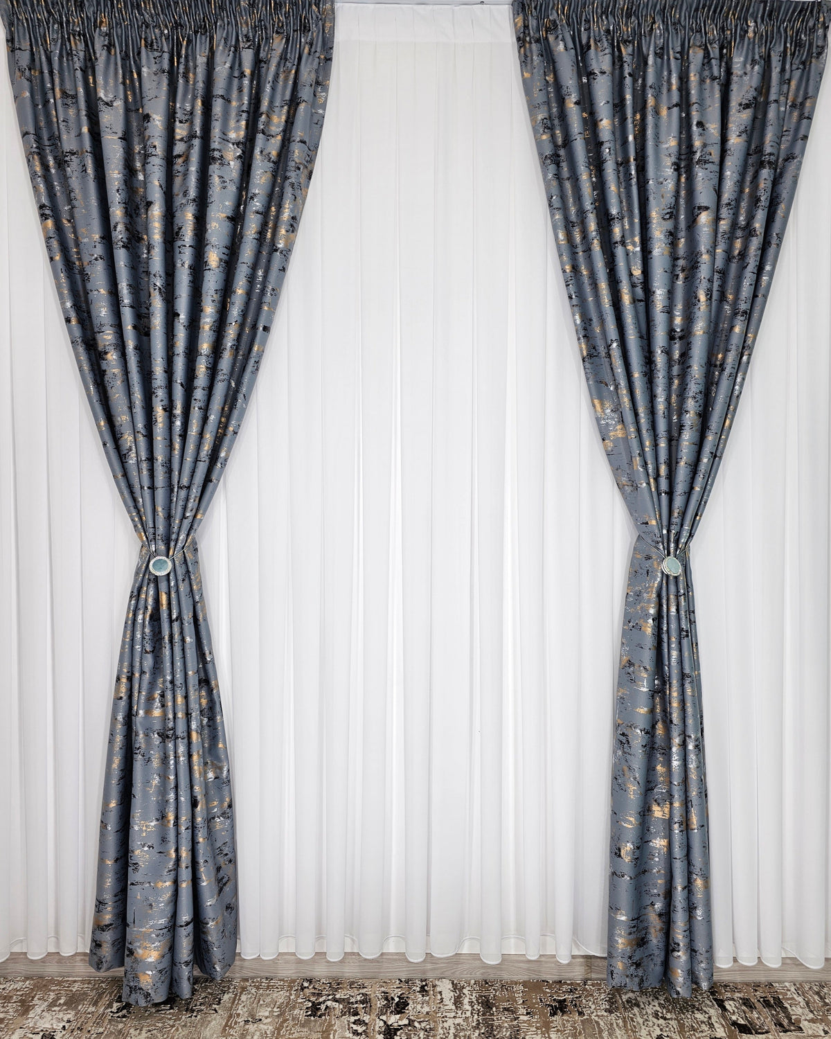 Colectia Prestige: Perdea Voal Alb si Draperii Blackout cu Insertii Gri Inchis