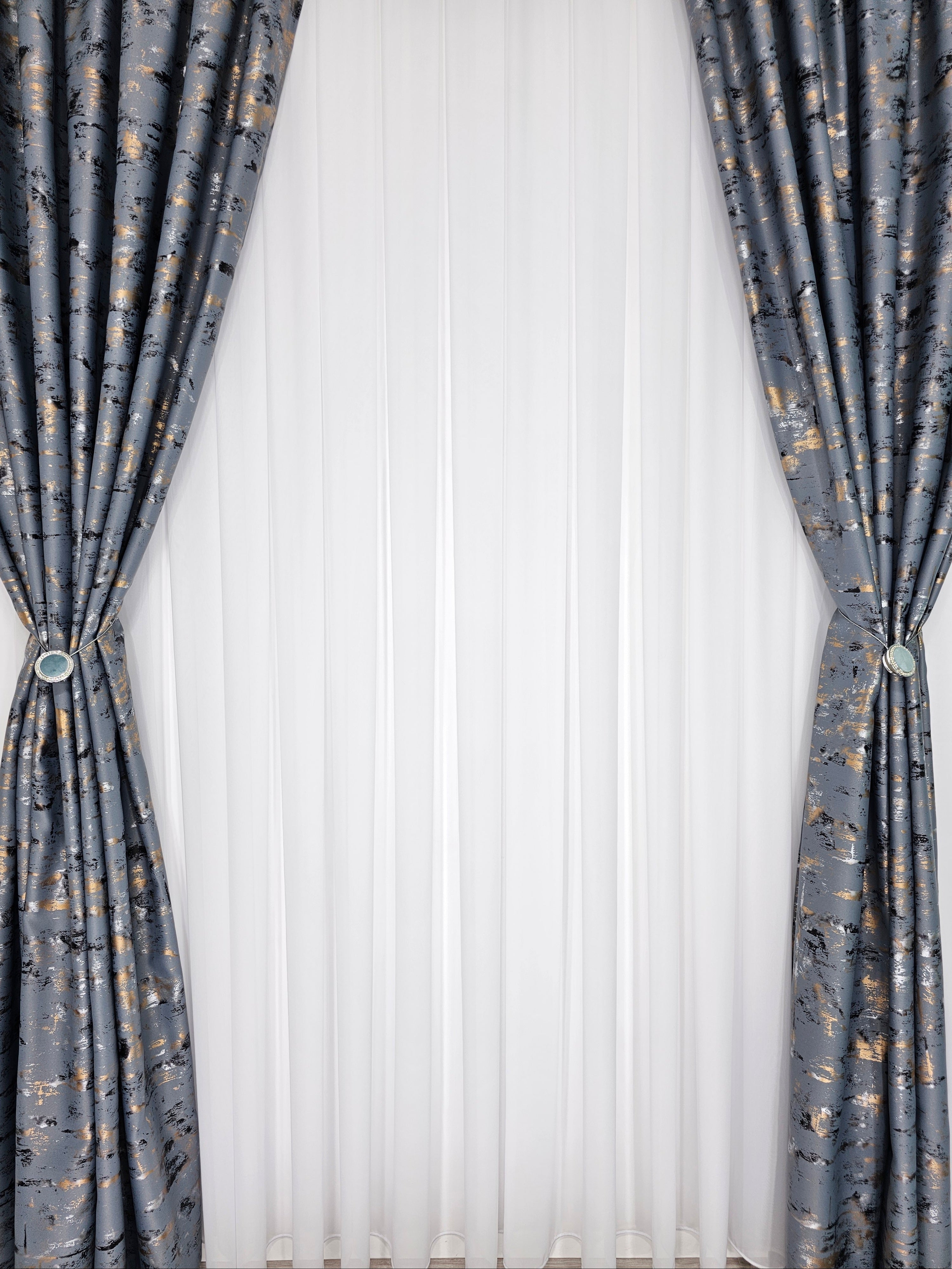 Colectia Prestige: Perdea Voal Alb si Draperii Blackout cu Insertii Gri Inchis