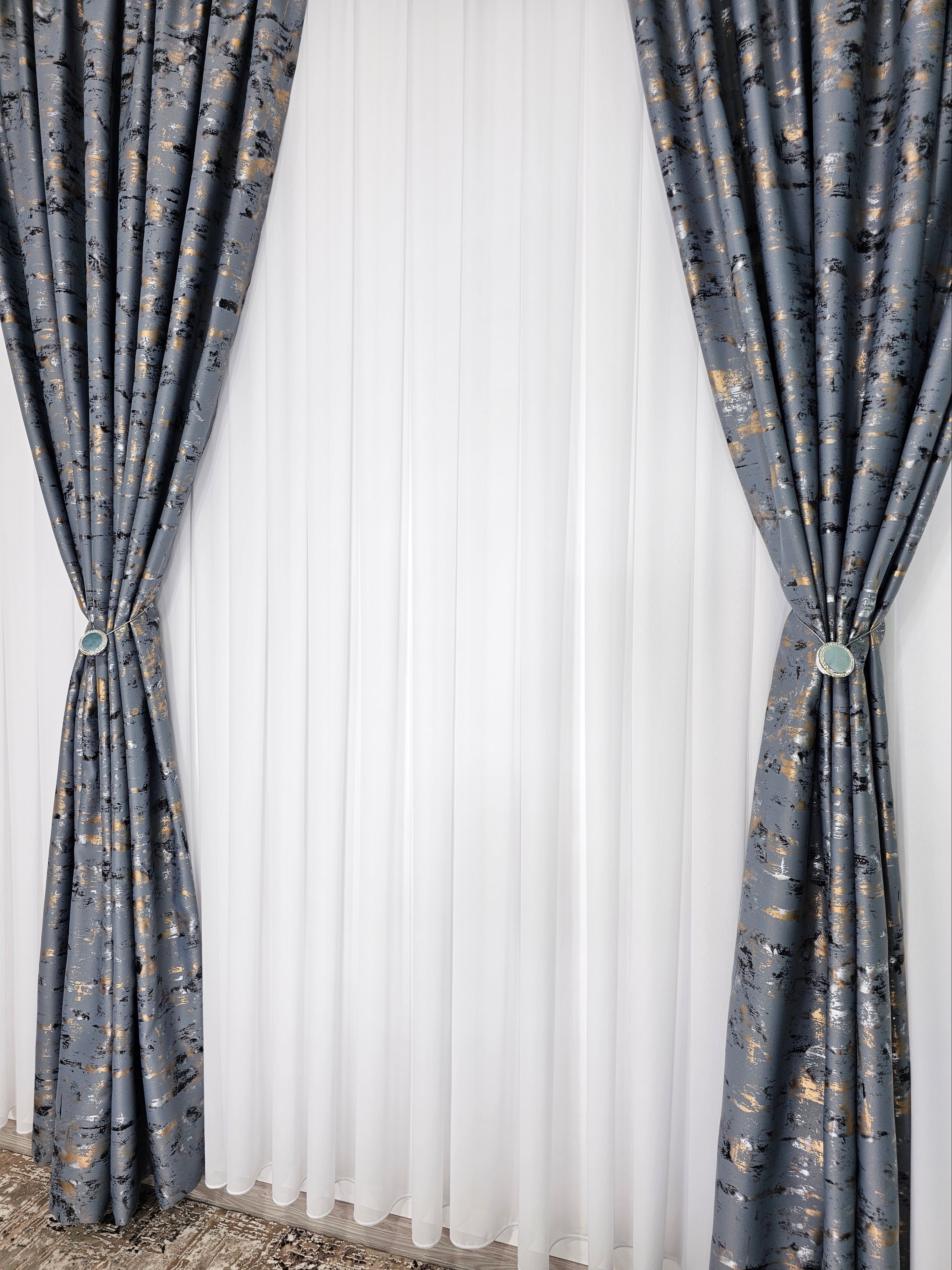 Colectia Prestige: Perdea Voal Alb si Draperii Blackout cu Insertii Gri Inchis