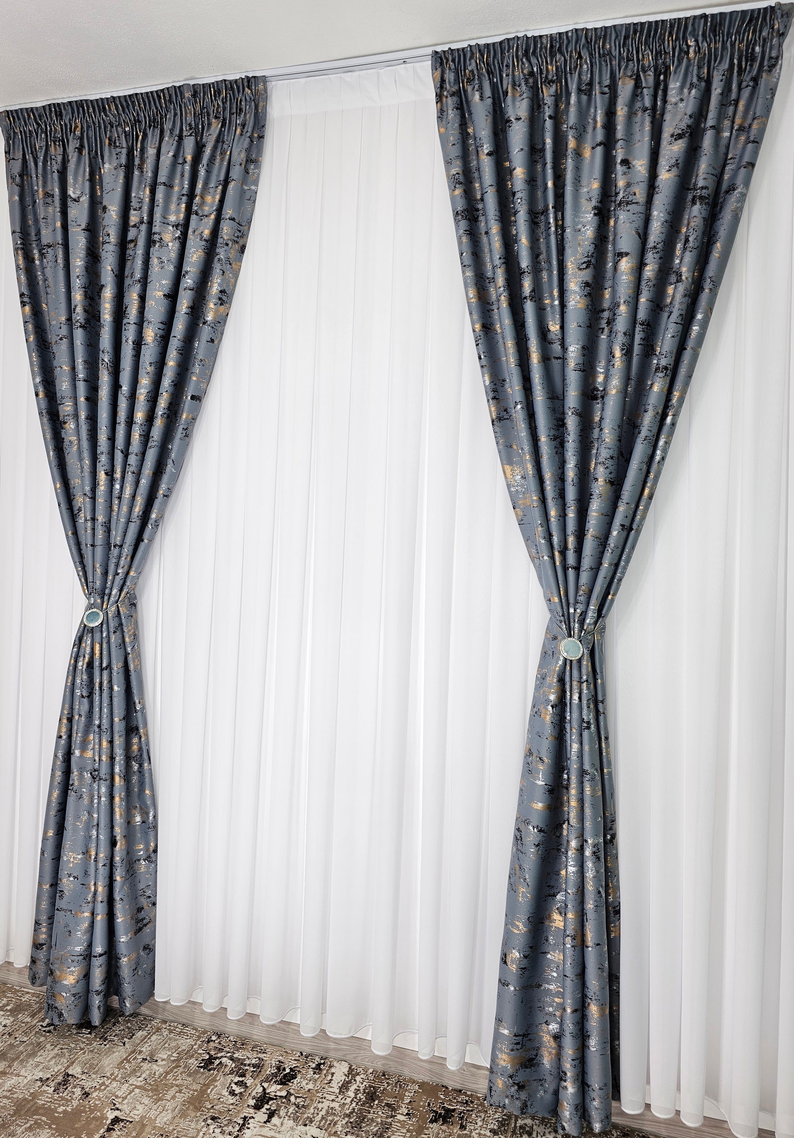 Colectia Prestige: Perdea Voal Alb si Draperii Blackout cu Insertii Gri Inchis