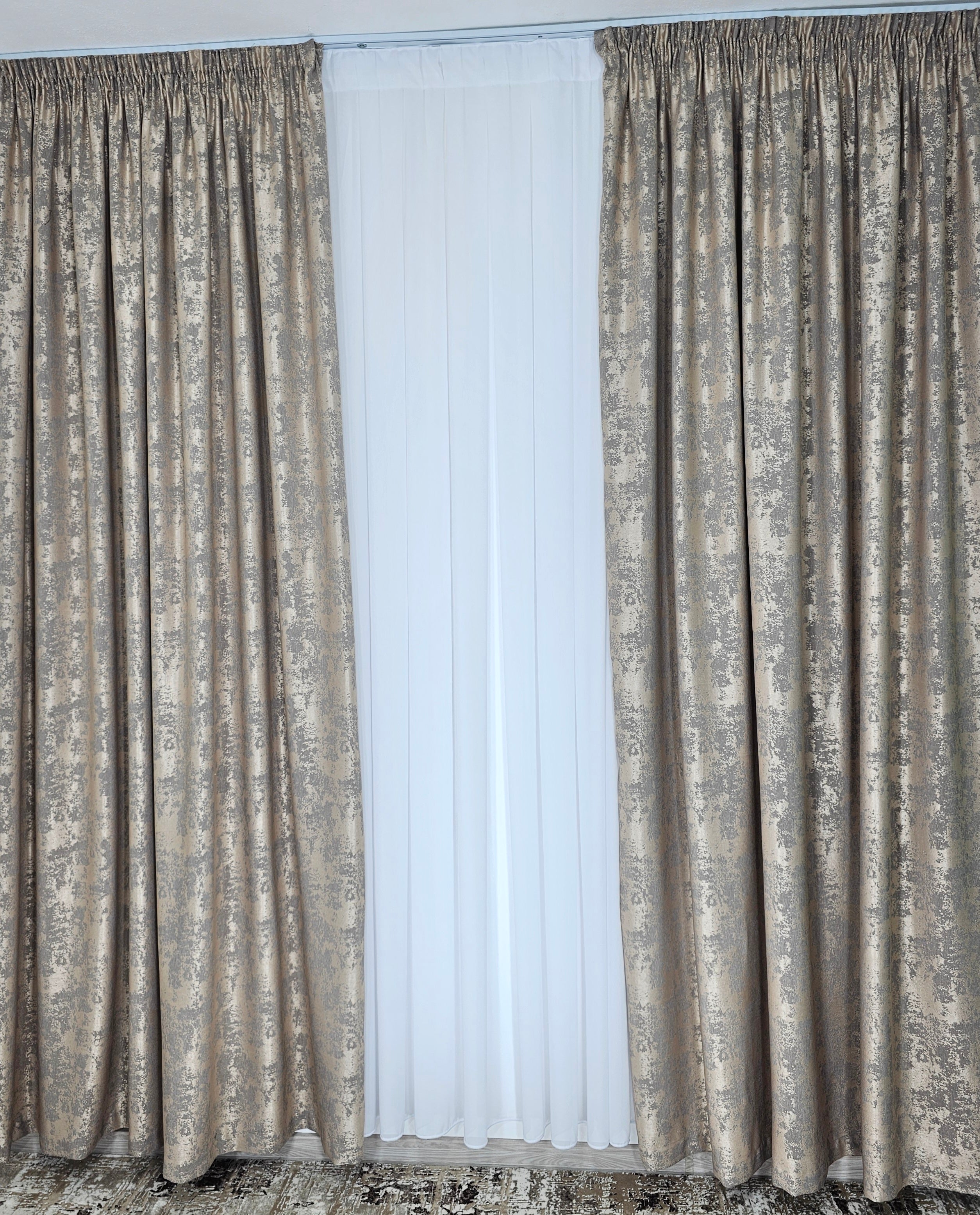 Colectia Decorativa: Perdea Alba Simpla si Draperie Tip Vopsea-Grej