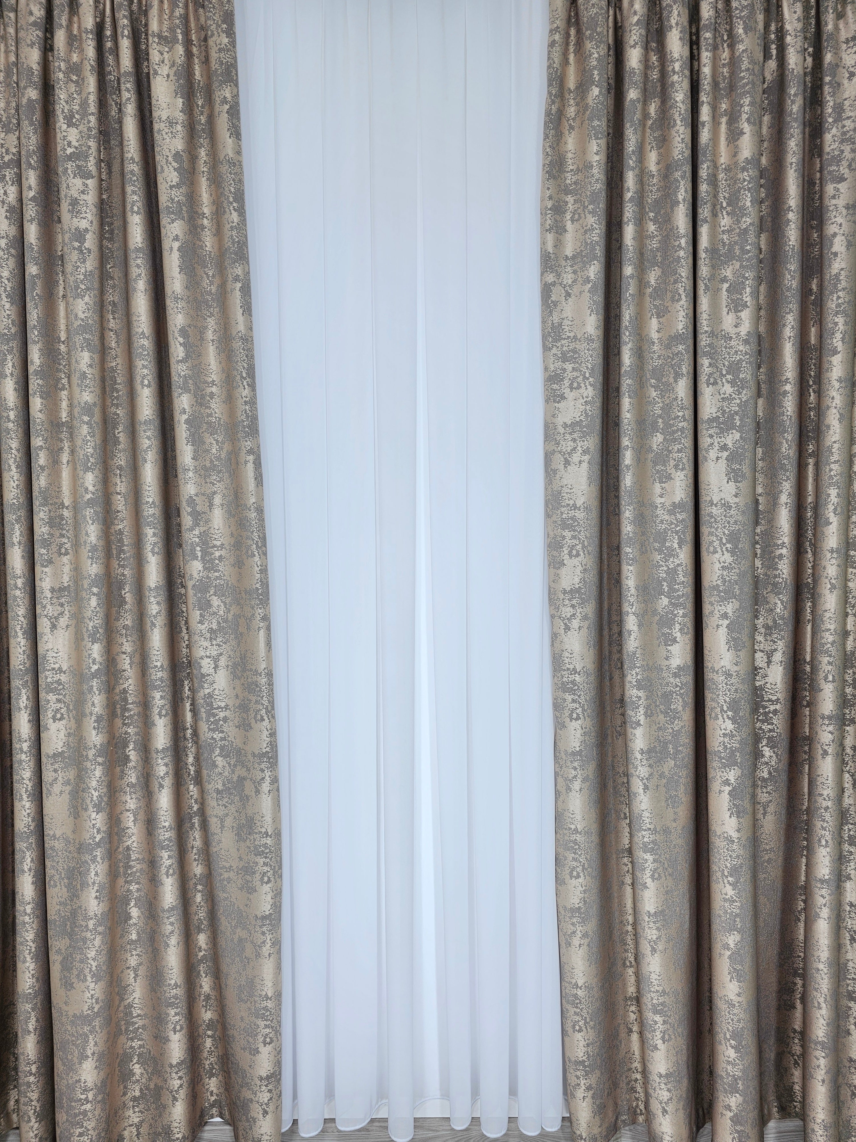 Colectia Decorativa: Perdea Alba Simpla si Draperie Tip Vopsea-Grej