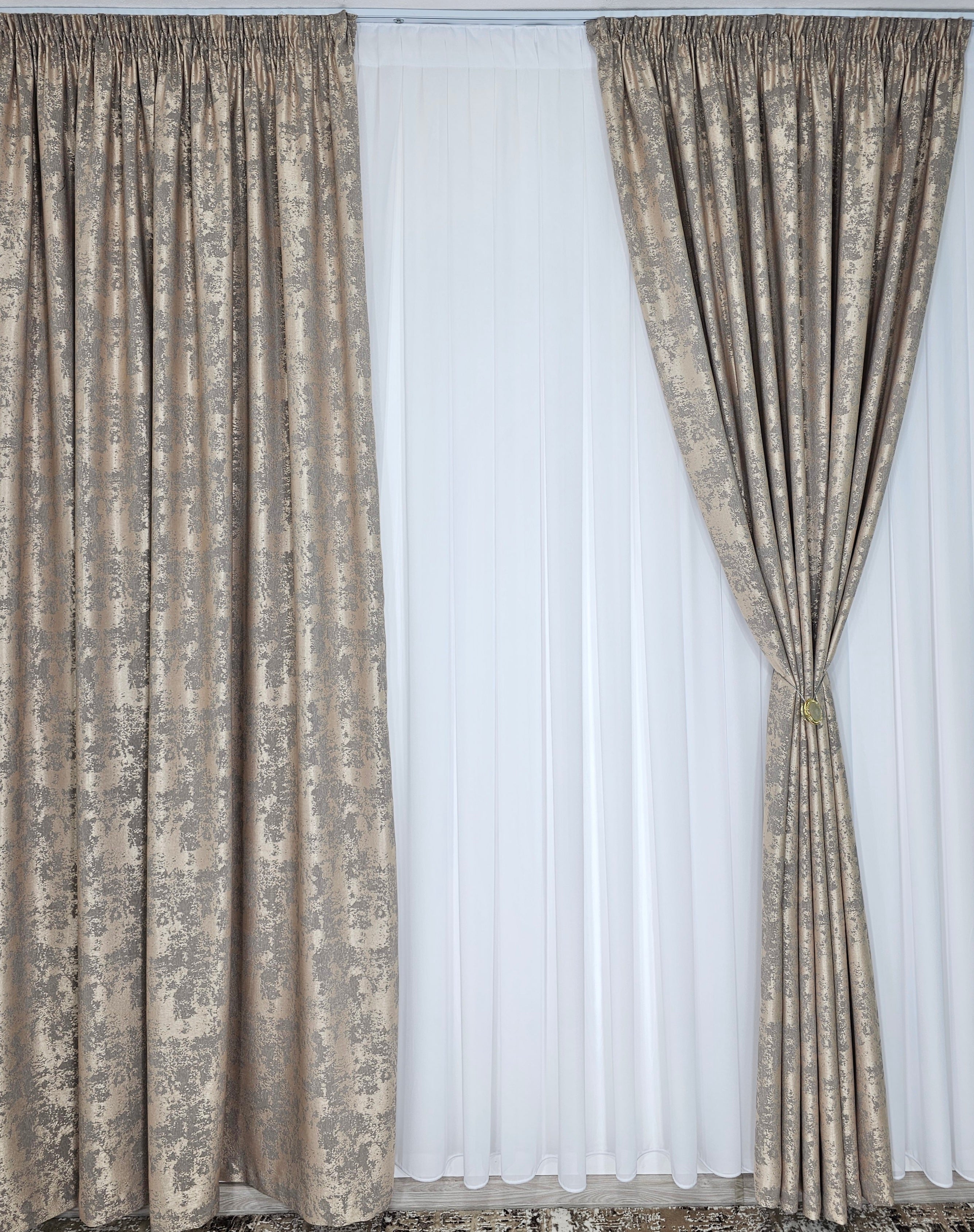 Colectia Decorativa: Perdea Alba Simpla si Draperie Tip Vopsea-Grej