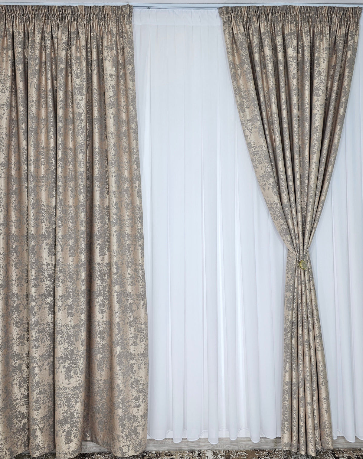 Set pentru interior cu pereti albi si canapea gri - Colectia Decorativa: Perdea Alba Simpla si Draperie Tip Vopsea Grej( bej-gri)