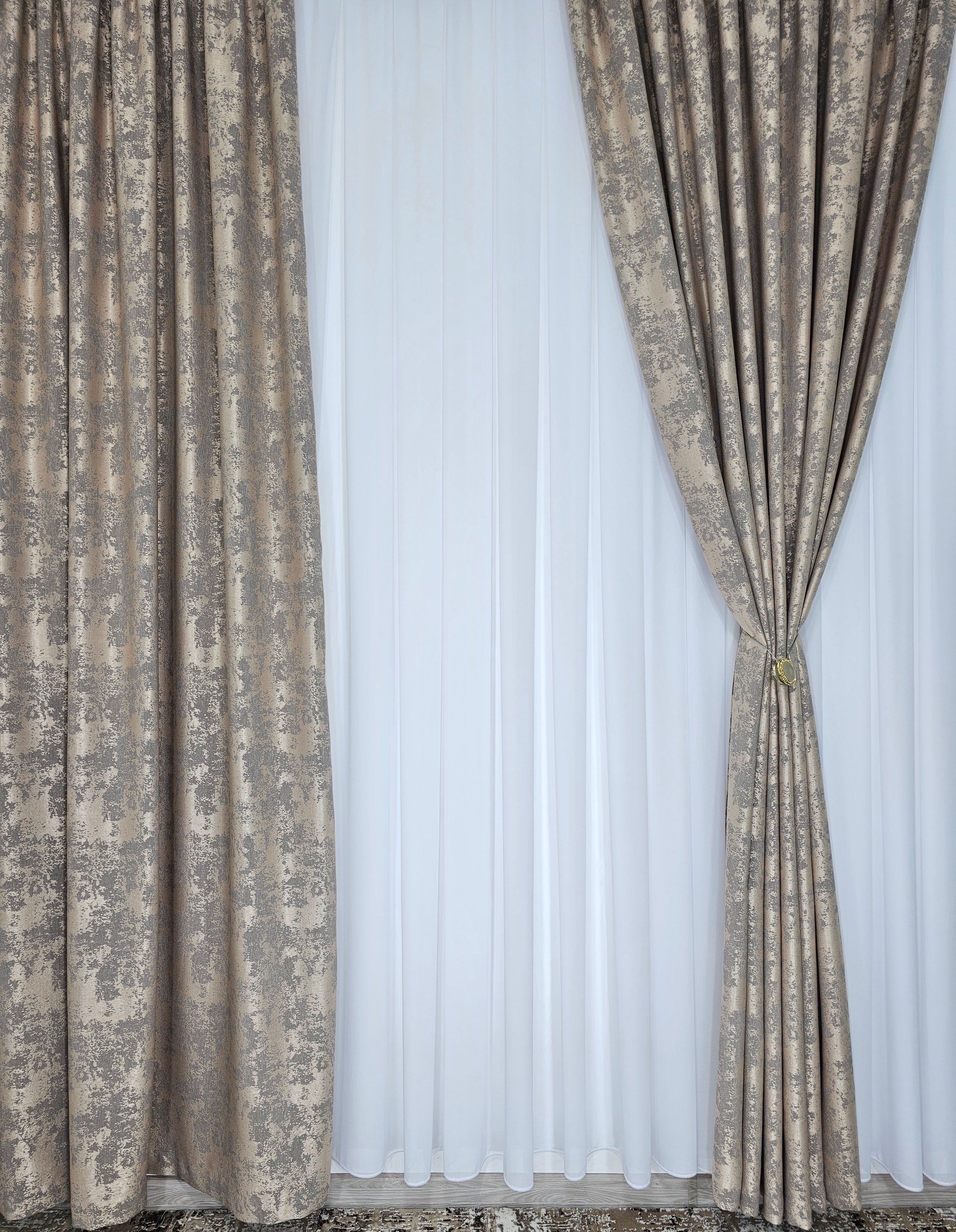 Colectia Decorativa: Perdea Alba Simpla si Draperie Tip Vopsea-Grej