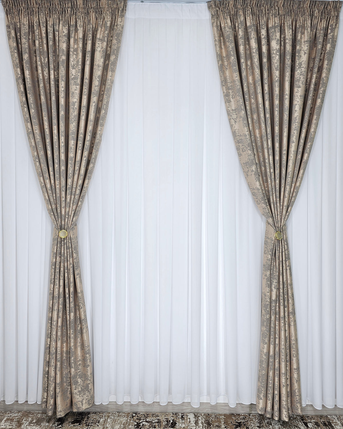 Colectia Decorativa: Perdea Alba Simpla si Draperie Tip Vopsea-Grej