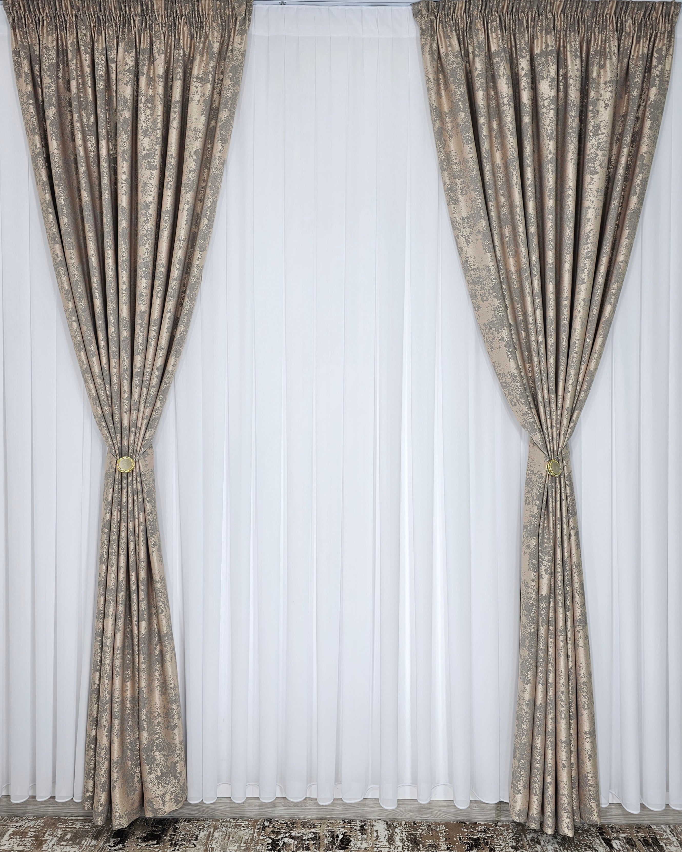 Colectia Decorativa: Perdea Alba Simpla si Draperie Tip Vopsea-Grej