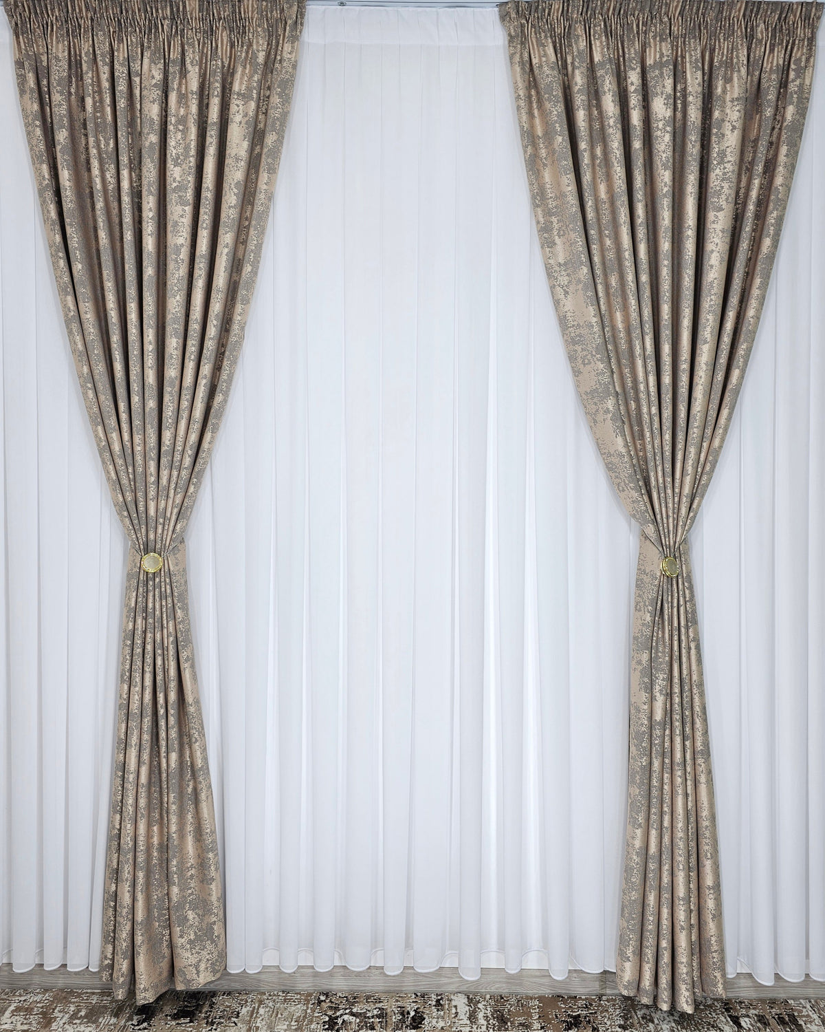 Set pentru interior cu pereti albi si canapea gri - Colectia Decorativa: Perdea Alba Simpla si Draperie Tip Vopsea Grej( bej-gri)