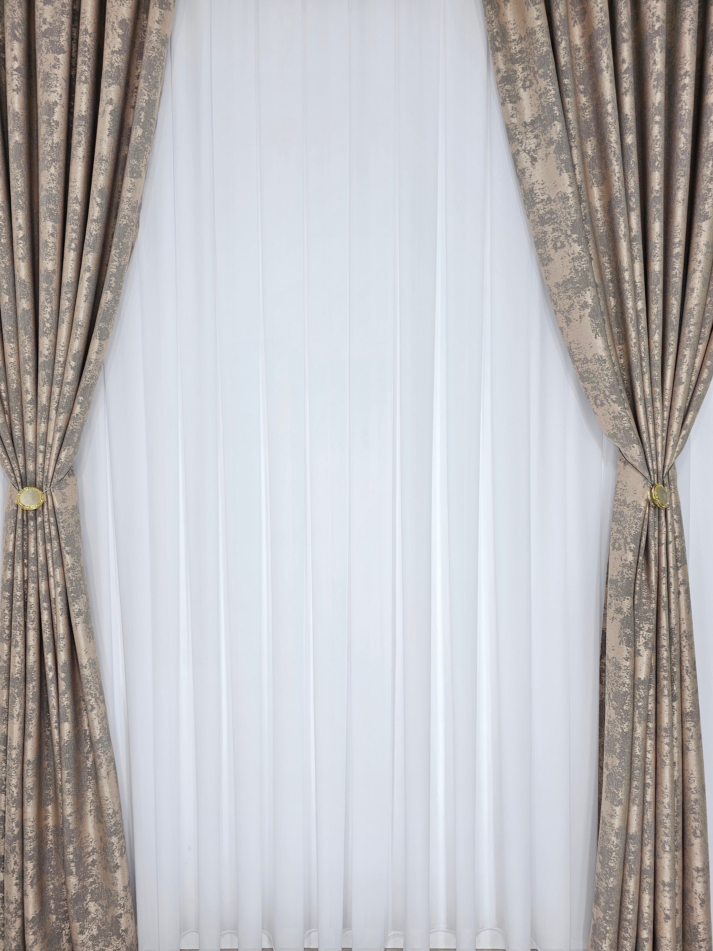 Colectia Decorativa: Perdea Alba Simpla si Draperie Tip Vopsea-Grej