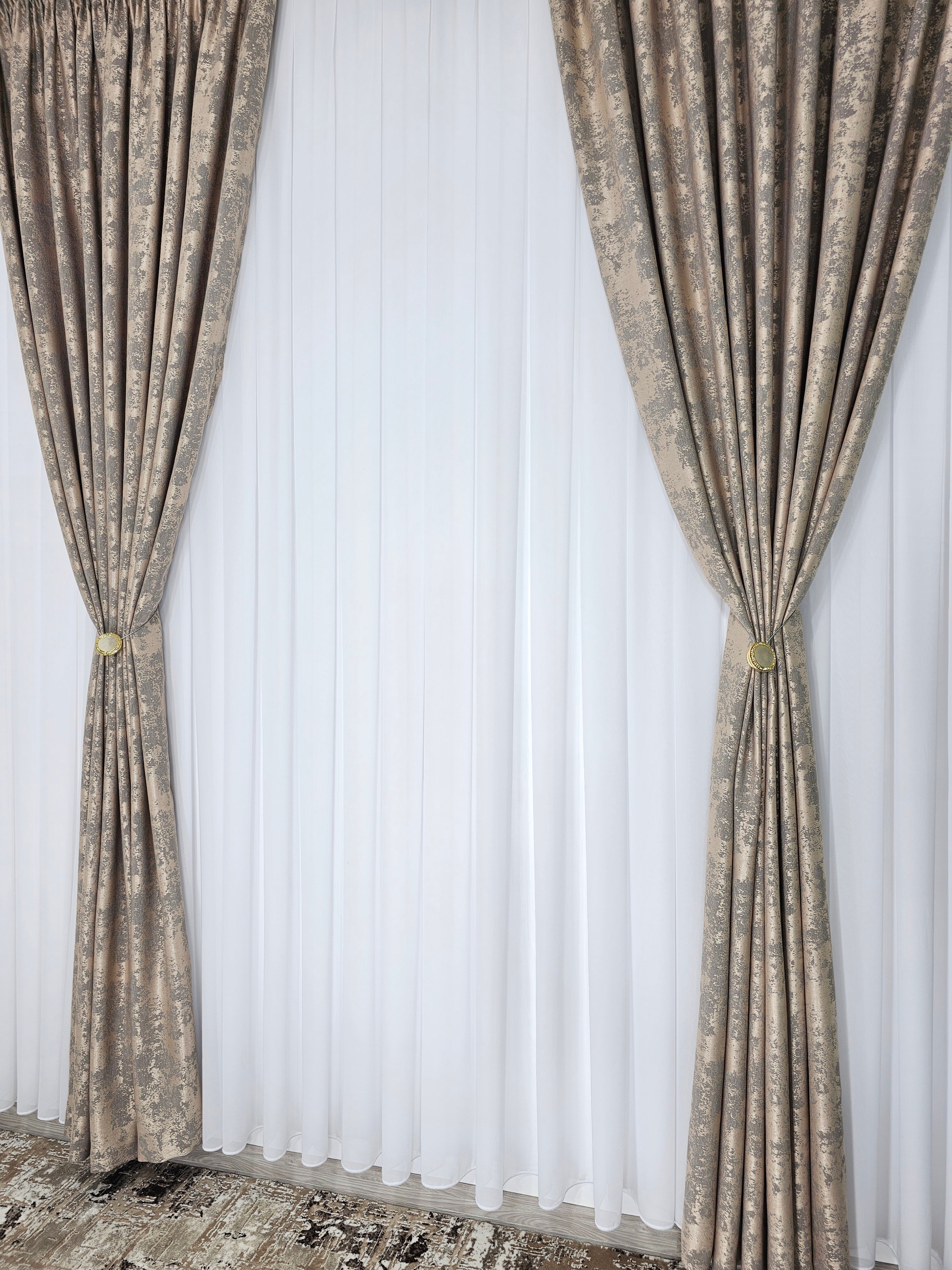 Colectia Decorativa: Perdea Alba Simpla si Draperie Tip Vopsea-Grej