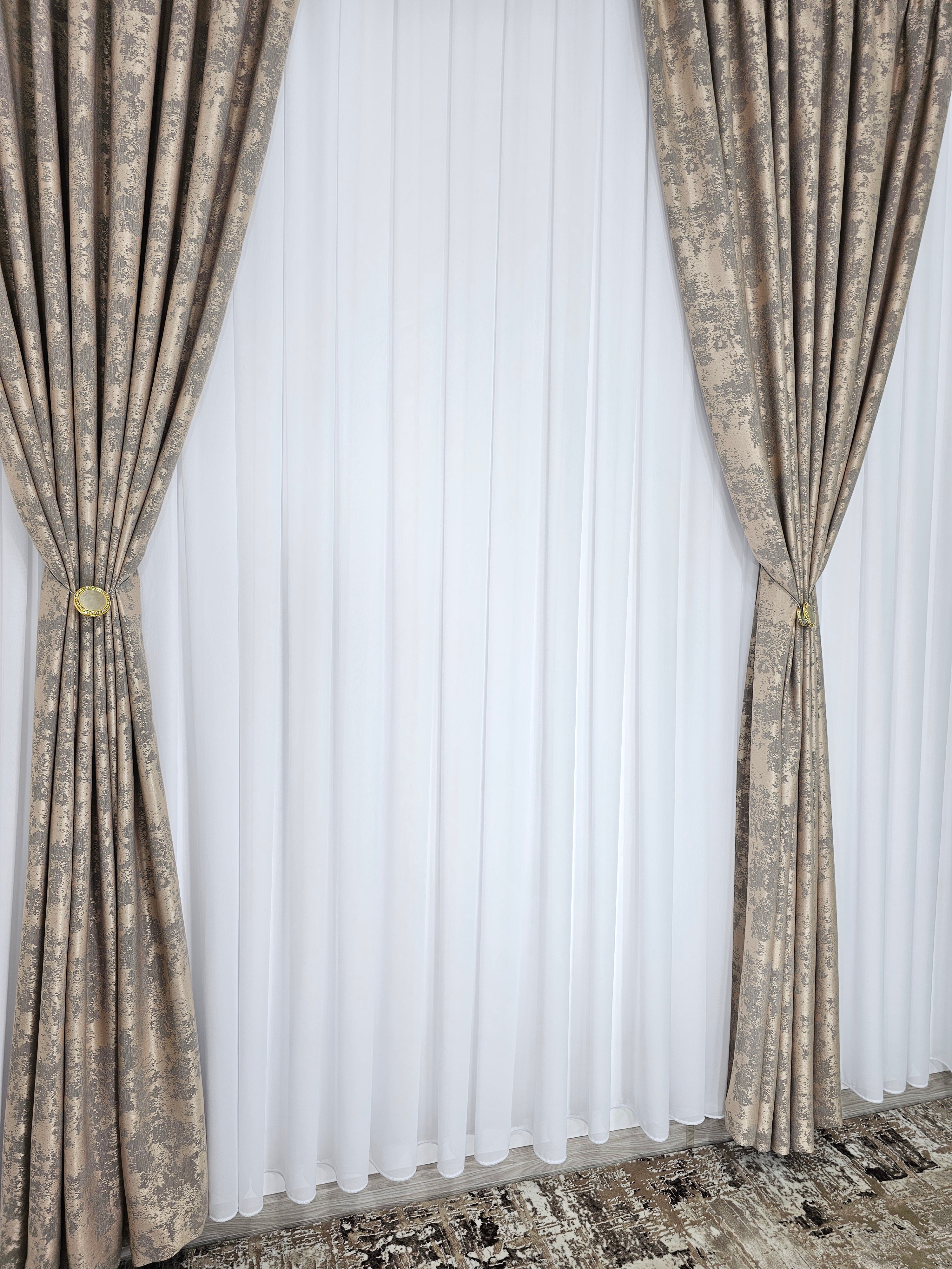 Colectia Decorativa: Perdea Alba Simpla si Draperie Tip Vopsea-Grej