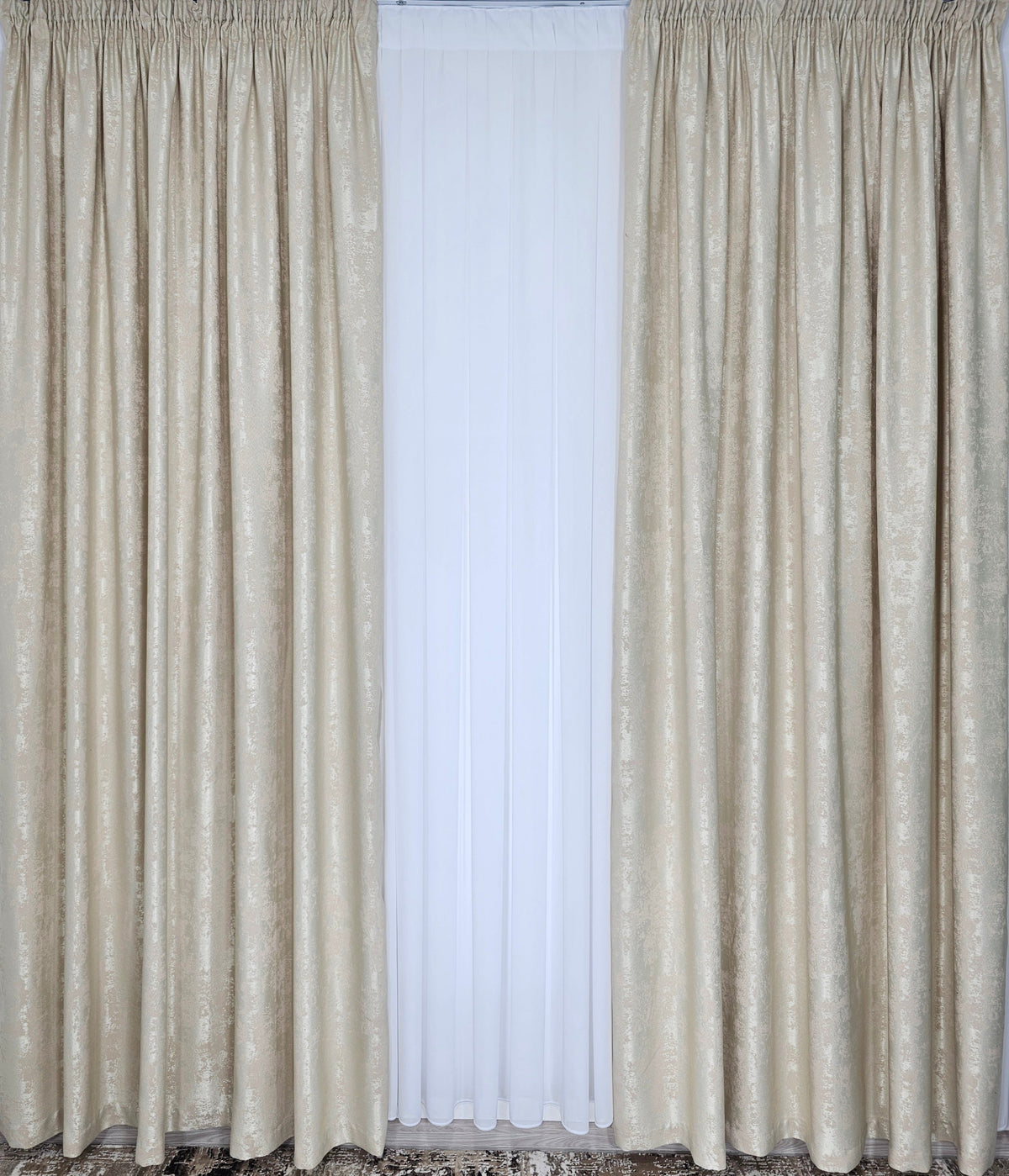 Colectia Decorativa: Perdea Alba Simpla si Draperie Tip Vopsea-Crem