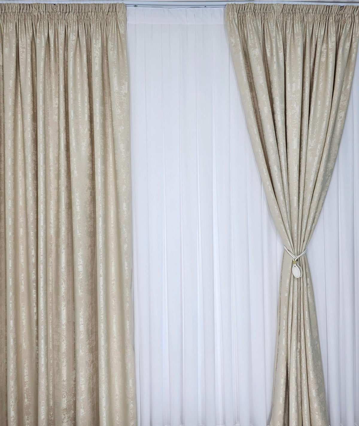 Colectia Decorativa: Perdea Alba Simpla si Draperie Tip Vopsea Crem – Ideal pentru Living si Dormitor in Nuanțe Crem, Bej si Grej