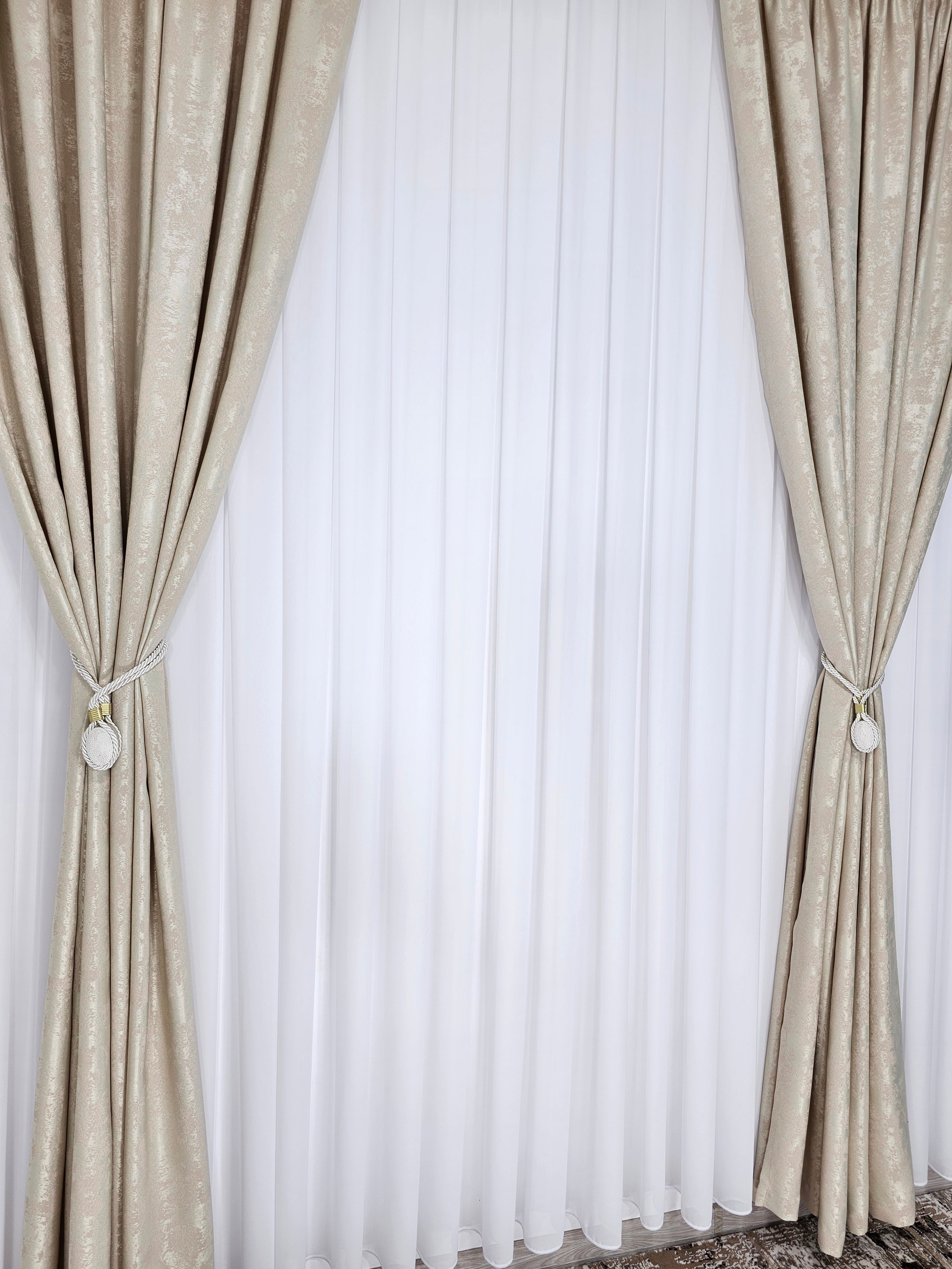 Colectia Decorativa: Perdea Alba Simpla si Draperie Tip Vopsea-Crem