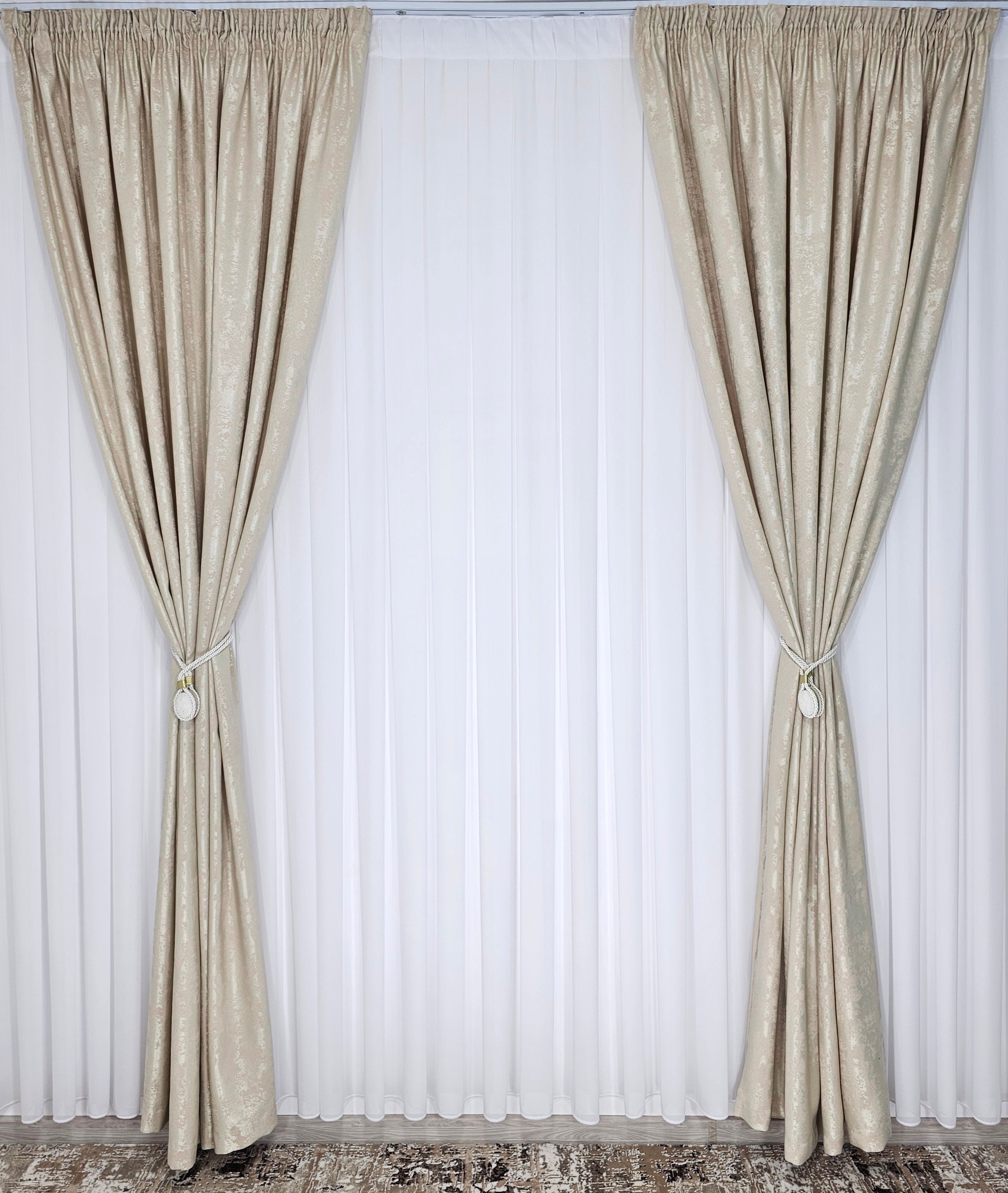 Colectia Decorativa: Perdea Alba Simpla si Draperie Tip Vopsea-Crem