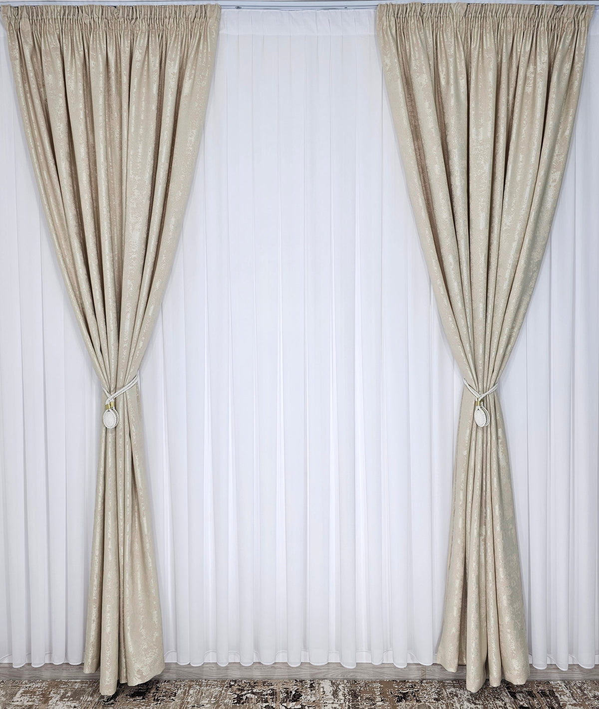 Colectia Decorativa: Perdea Alba Simpla si Draperie Tip Vopsea Crem – Ideal pentru Living si Dormitor in Nuanțe Crem, Bej si Grej