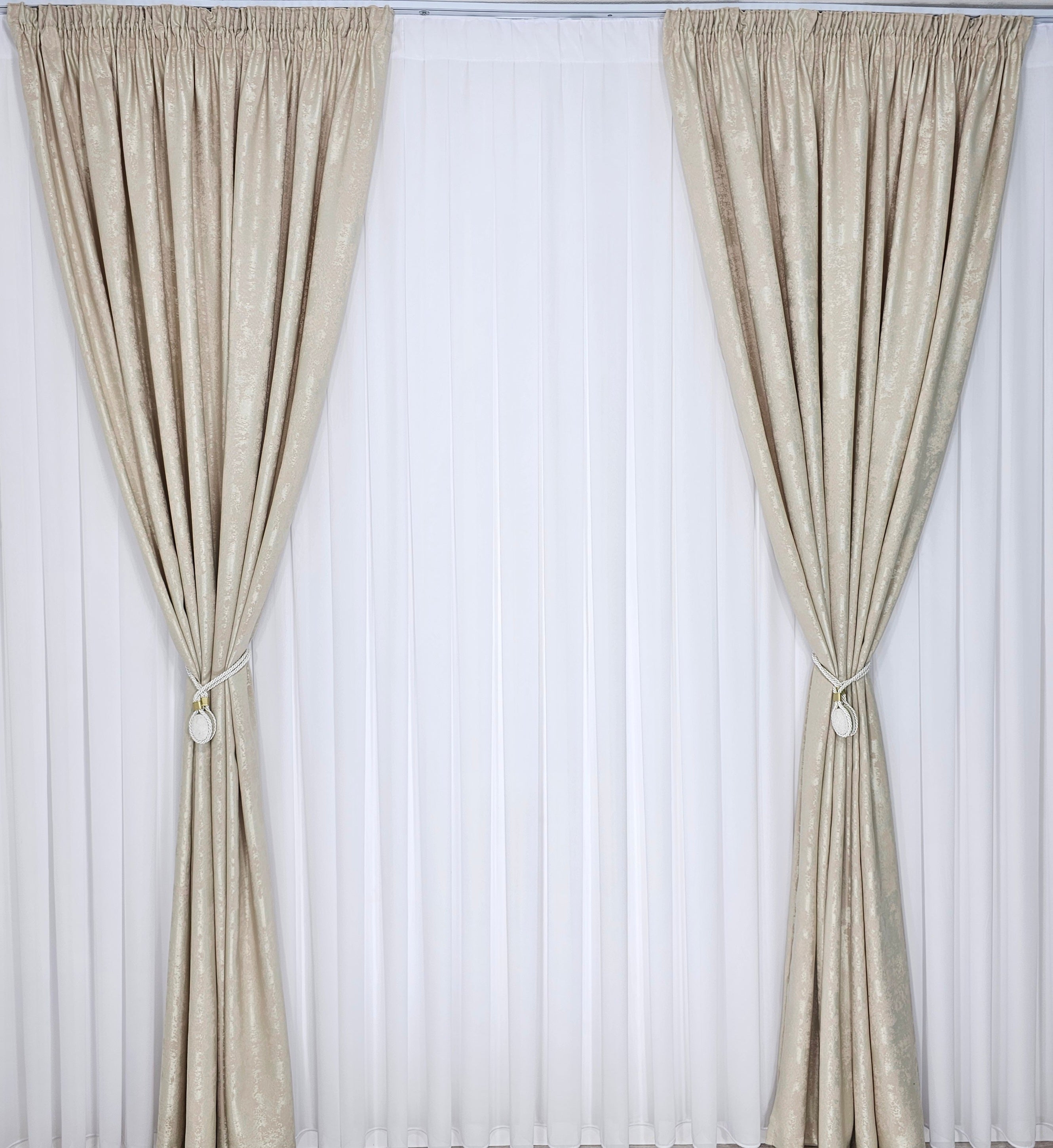 Colectia Decorativa: Perdea Alba Simpla si Draperie Tip Vopsea-Crem