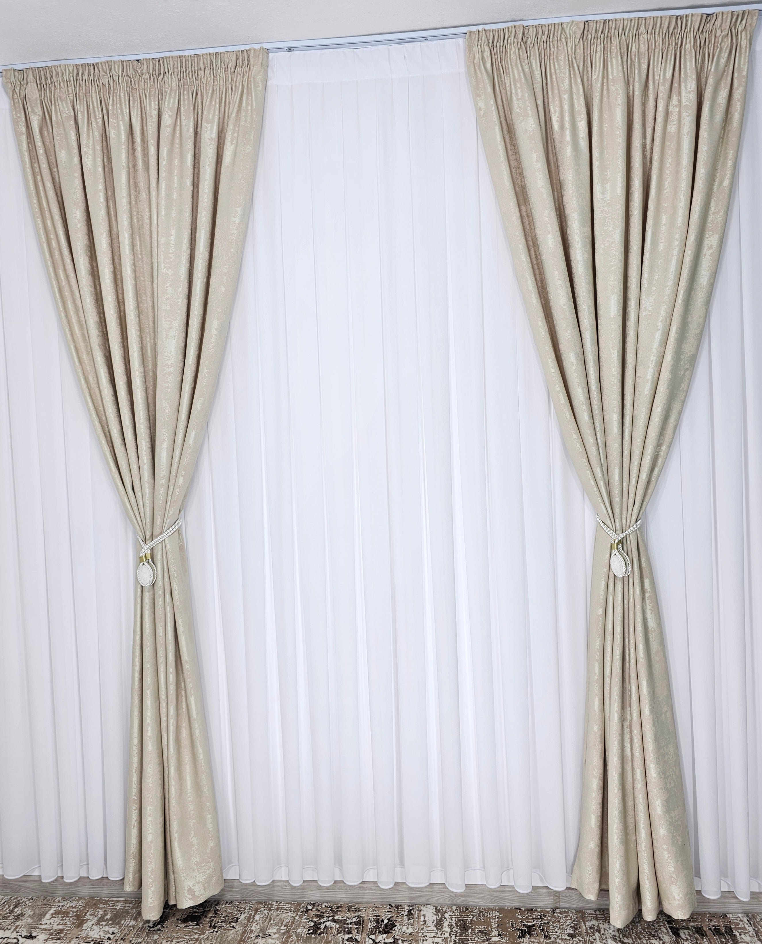 Colectia Decorativa: Perdea Alba Simpla si Draperie Tip Vopsea-Crem